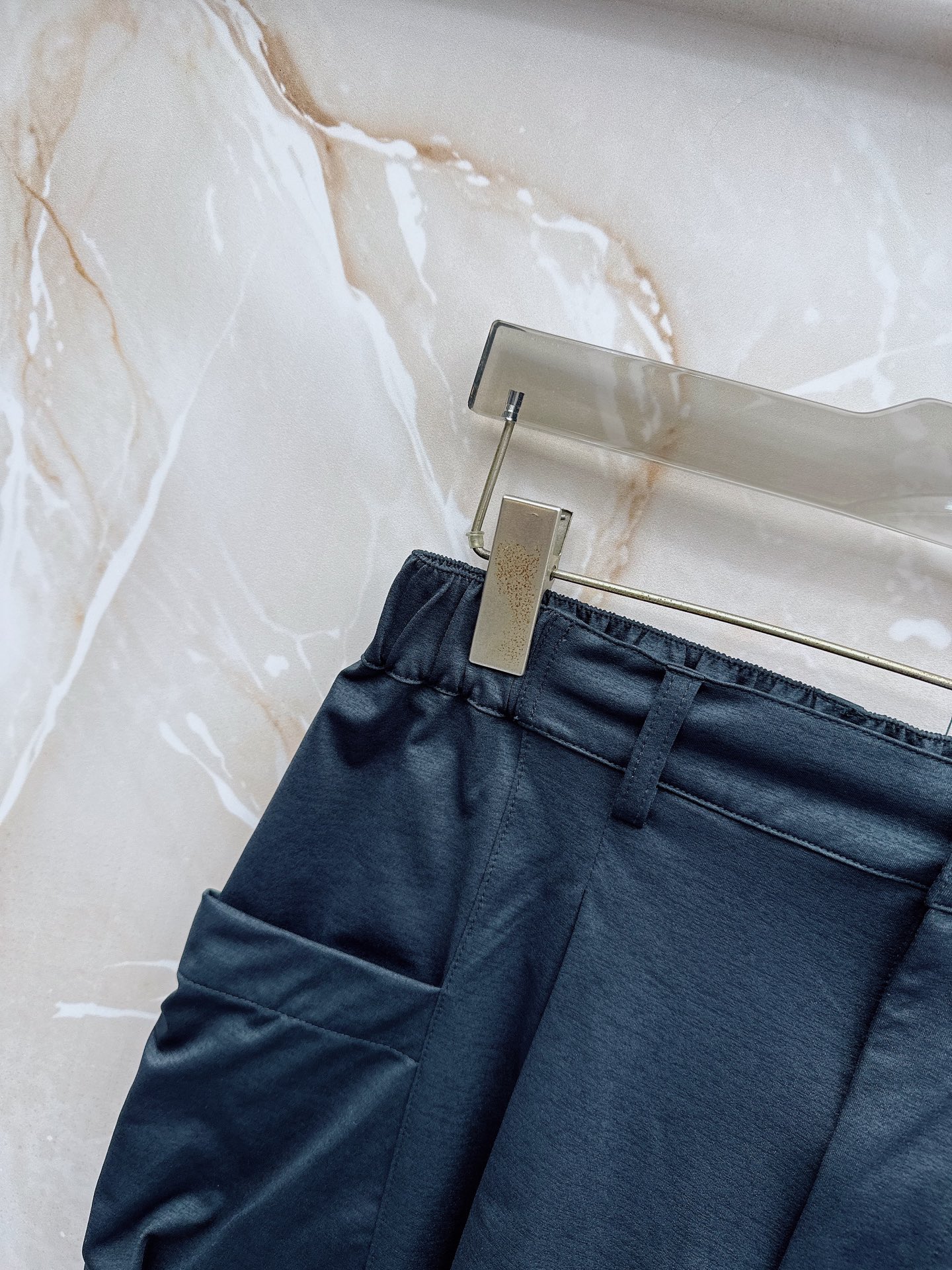 Y3 26ss春夏新款休闲短裤，采用优质丝质面料，超级轻薄亲肤，透气舒适。两侧工装口袋设计，整款裤型超级