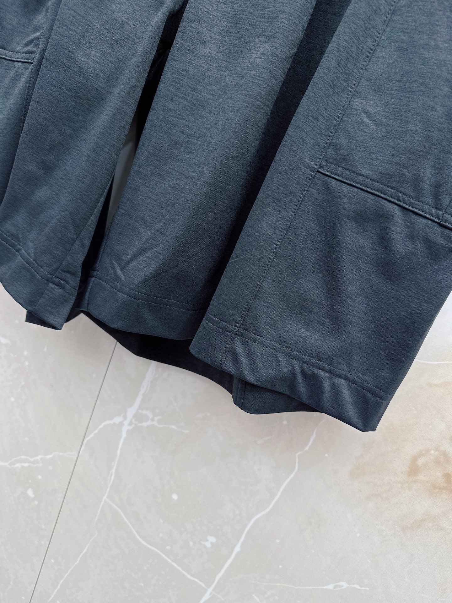 Y3 26ss春夏新款休闲短裤，采用优质丝质面料，超级轻薄亲肤，透气舒适。两侧工装口袋设计，整款裤型超级