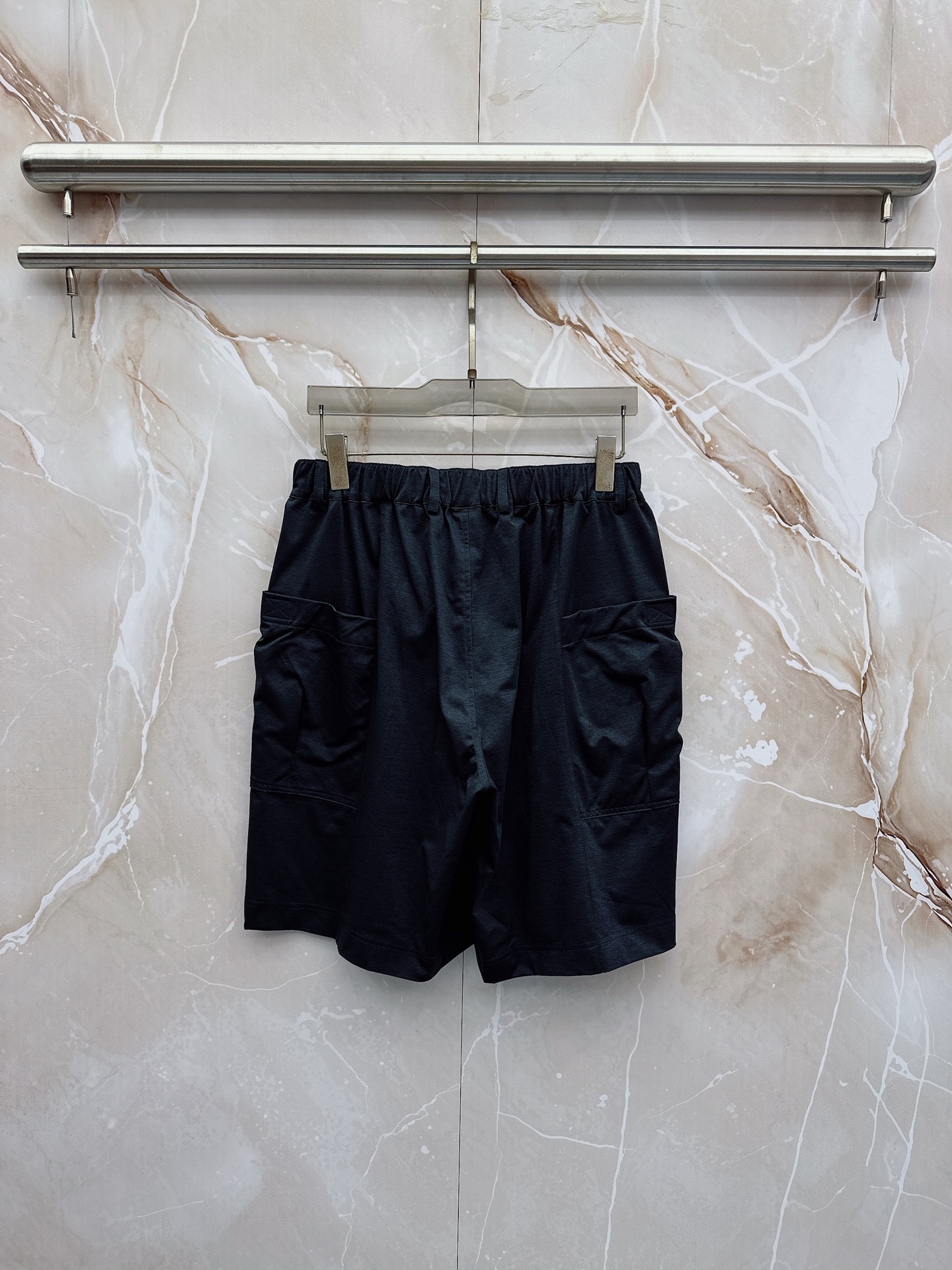 Y3 26ss春夏新款休闲短裤，采用优质丝质面料，超级轻薄亲肤，透气舒适。两侧工装口袋设计，整款裤型超级