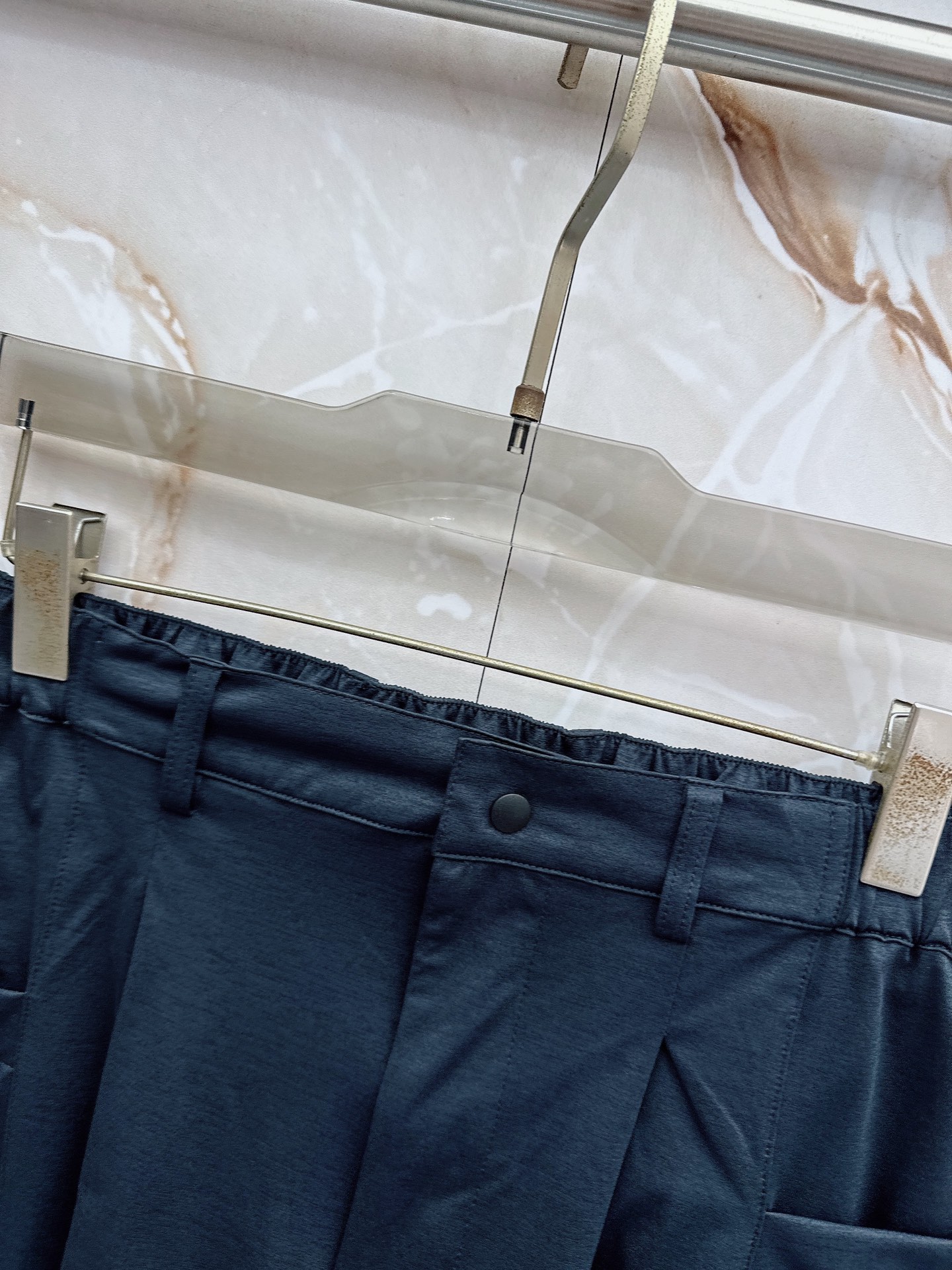 Y3 26ss春夏新款休闲短裤，采用优质丝质面料，超级轻薄亲肤，透气舒适。两侧工装口袋设计，整款裤型超级