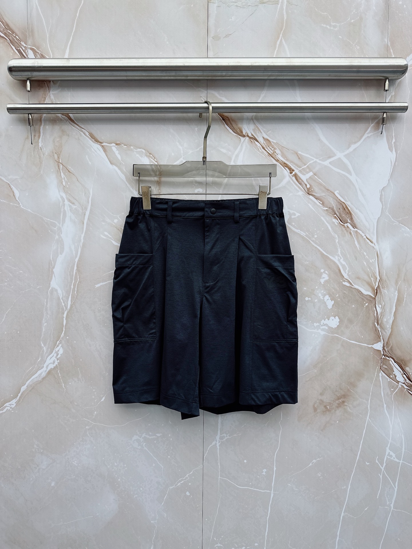 Y3 26ss春夏新款休闲短裤，采用优质丝质面料，超级轻薄亲肤，透气舒适。两侧工装口袋设计，整款裤型超级