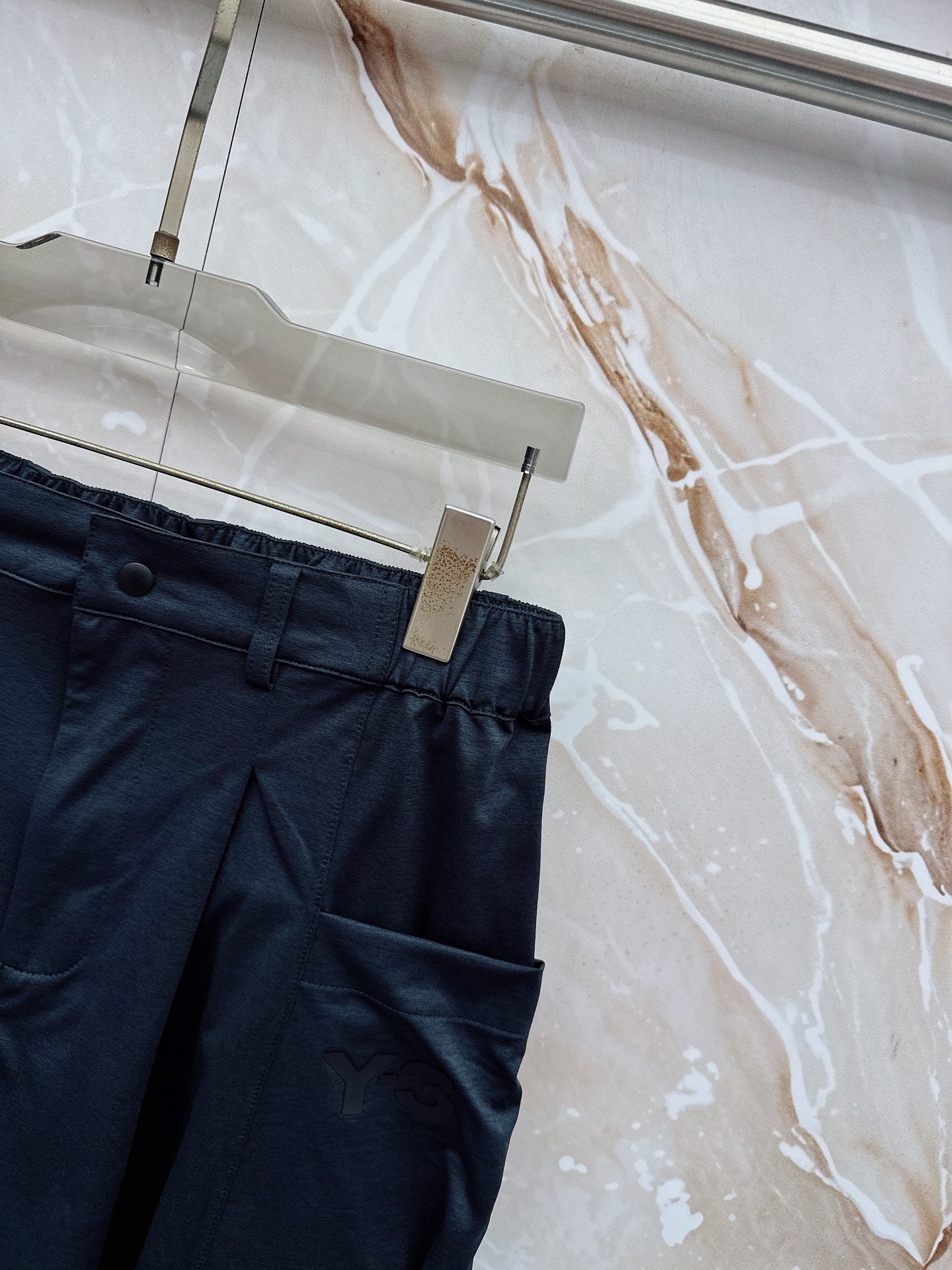 Y3 26ss春夏新款休闲短裤，采用优质丝质面料，超级轻薄亲肤，透气舒适。两侧工装口袋设计，整款裤型超级