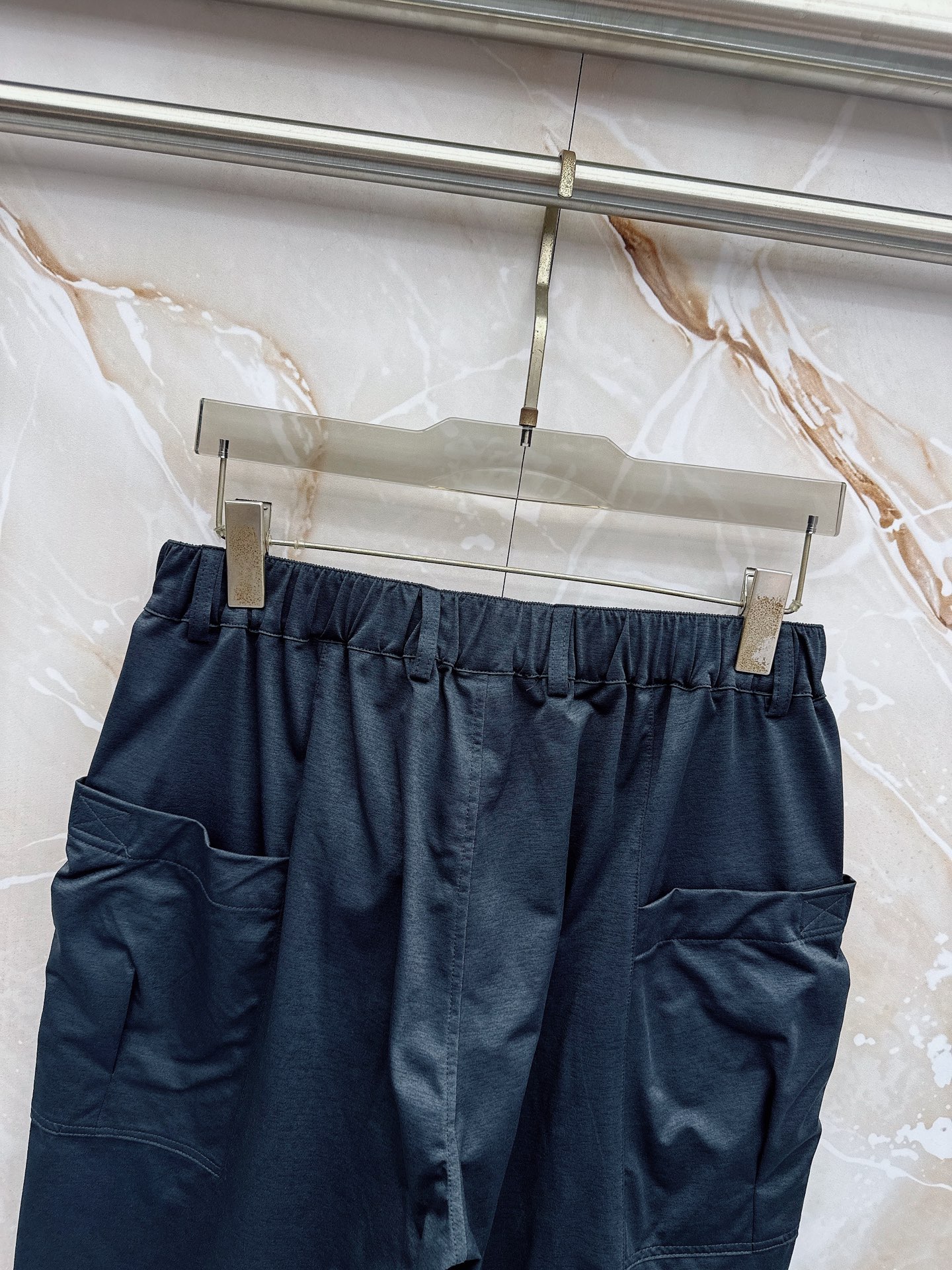 Y3 26ss春夏新款休闲短裤，采用优质丝质面料，超级轻薄亲肤，透气舒适。两侧工装口袋设计，整款裤型超级