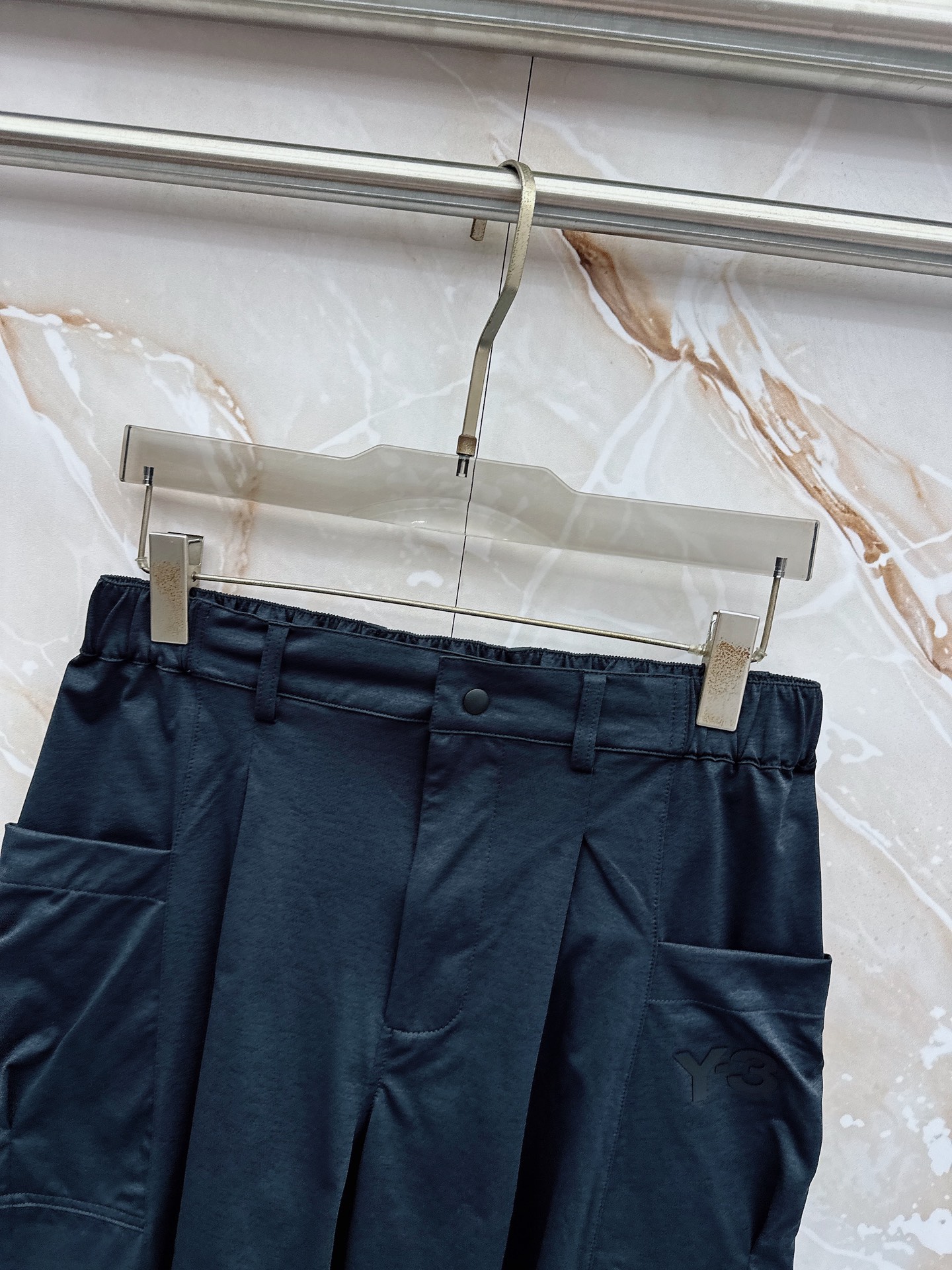 Y3 26ss春夏新款休闲短裤，采用优质丝质面料，超级轻薄亲肤，透气舒适。两侧工装口袋设计，整款裤型超级