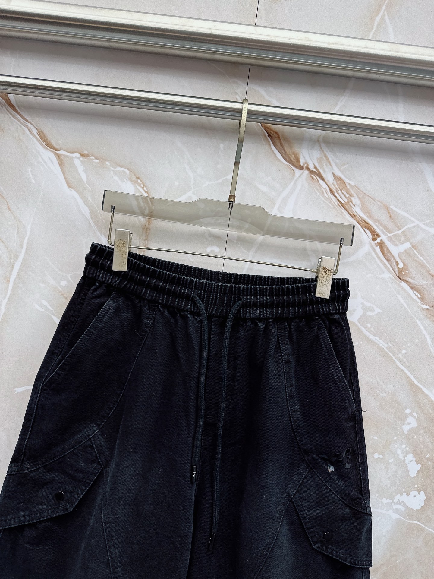 Y3 26ss春夏新款休闲短裤，采用优质丝质面料，超级轻薄亲肤，透气舒适。两侧工装口袋设计，整款裤型超级