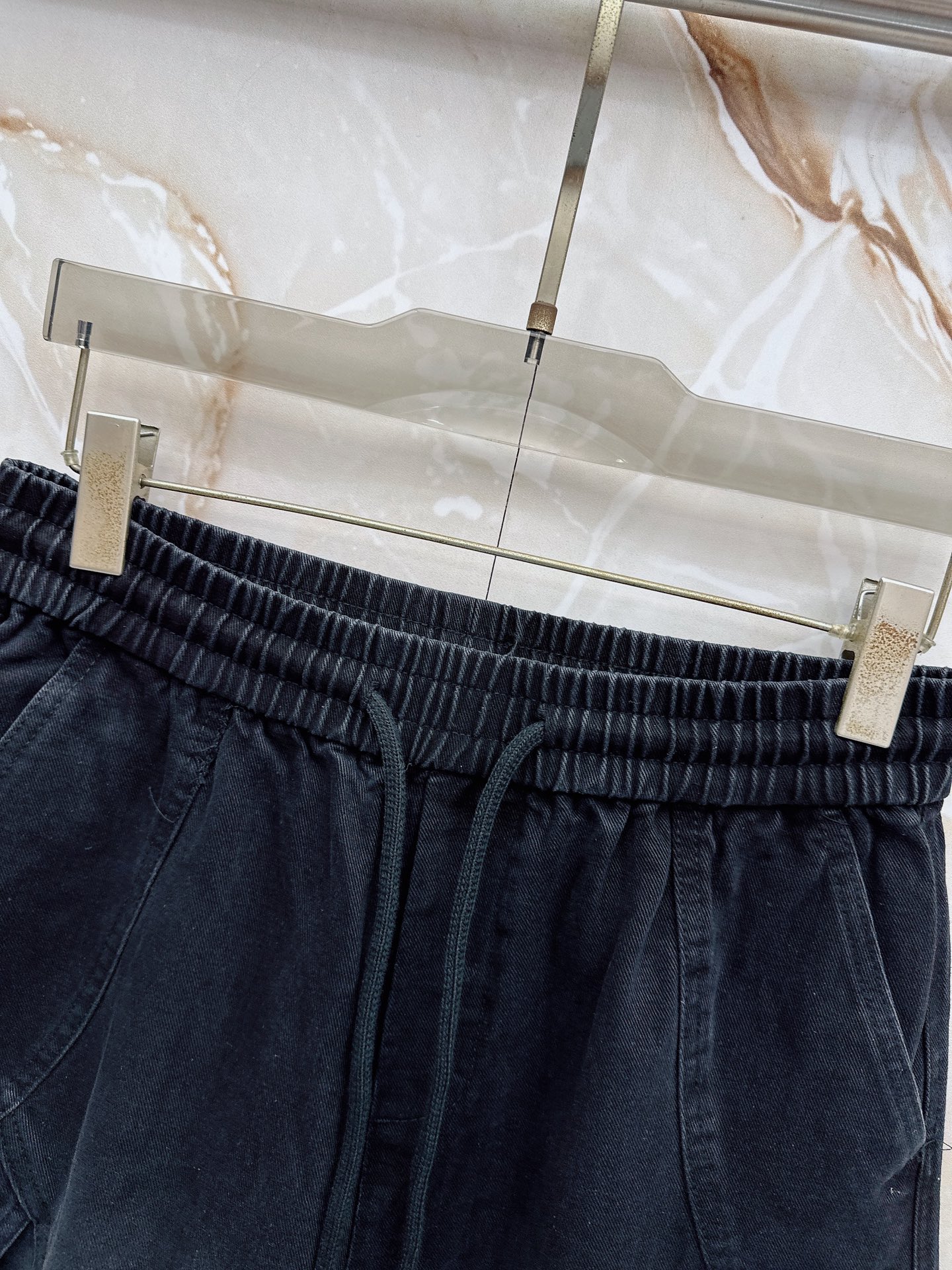 Y3 26ss春夏新款休闲短裤，采用优质丝质面料，超级轻薄亲肤，透气舒适。两侧工装口袋设计，整款裤型超级