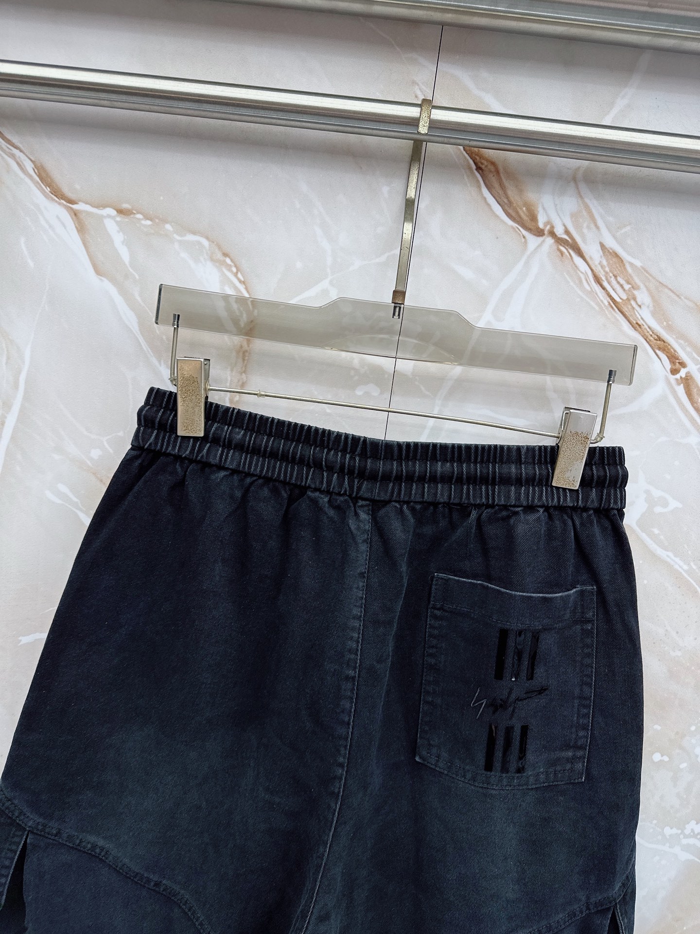 Y3 26ss春夏新款休闲短裤，采用优质丝质面料，超级轻薄亲肤，透气舒适。两侧工装口袋设计，整款裤型超级