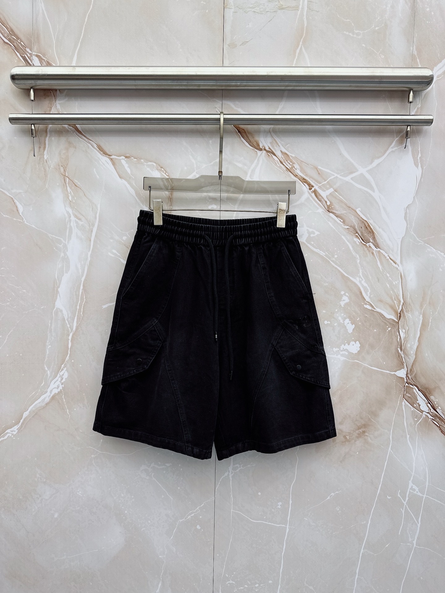 Y3 26ss春夏新款休闲短裤，采用优质丝质面料，超级轻薄亲肤，透气舒适。两侧工装口袋设计，整款裤型超级