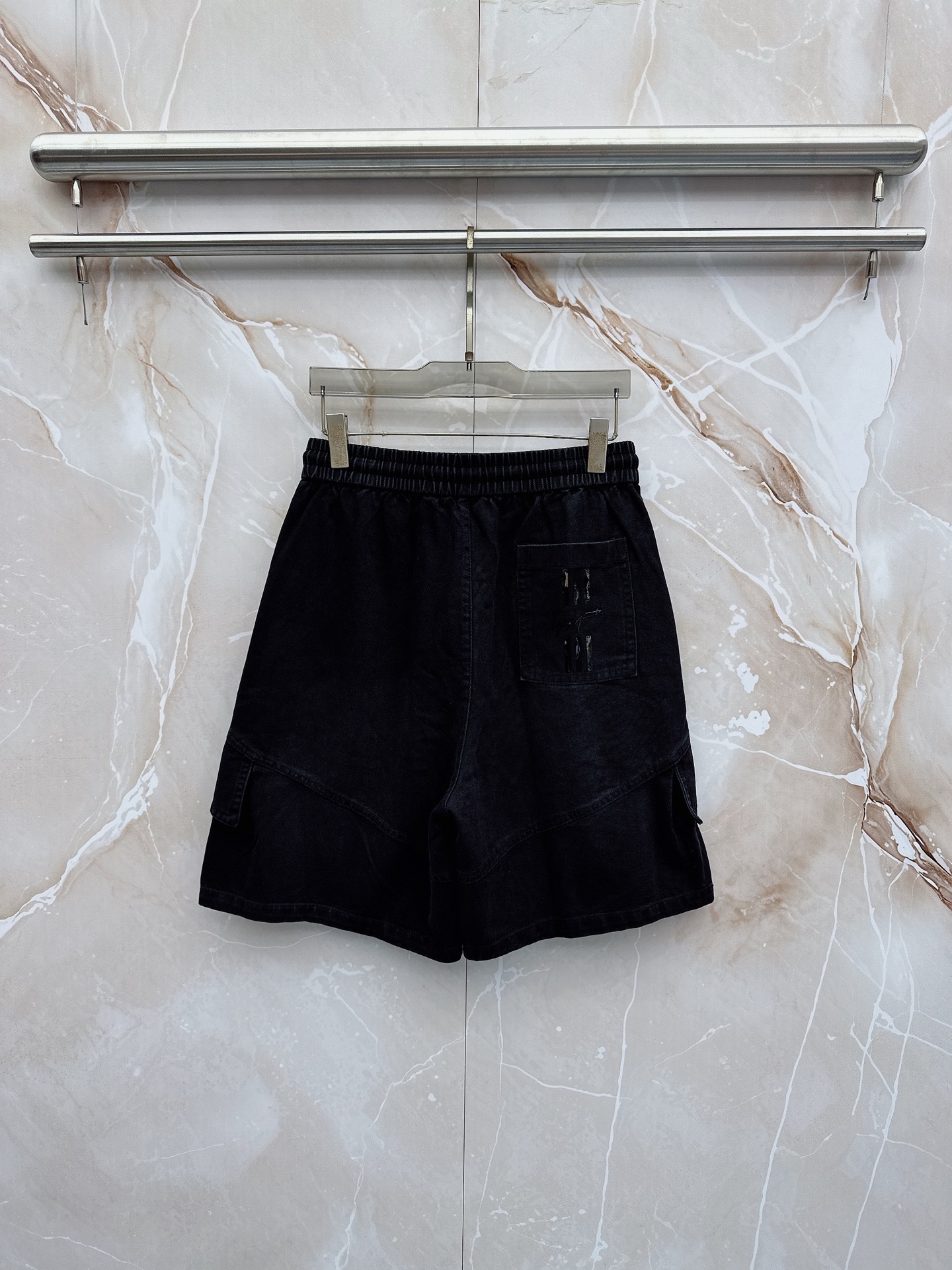 Y3 26ss春夏新款休闲短裤，采用优质丝质面料，超级轻薄亲肤，透气舒适。两侧工装口袋设计，整款裤型超级