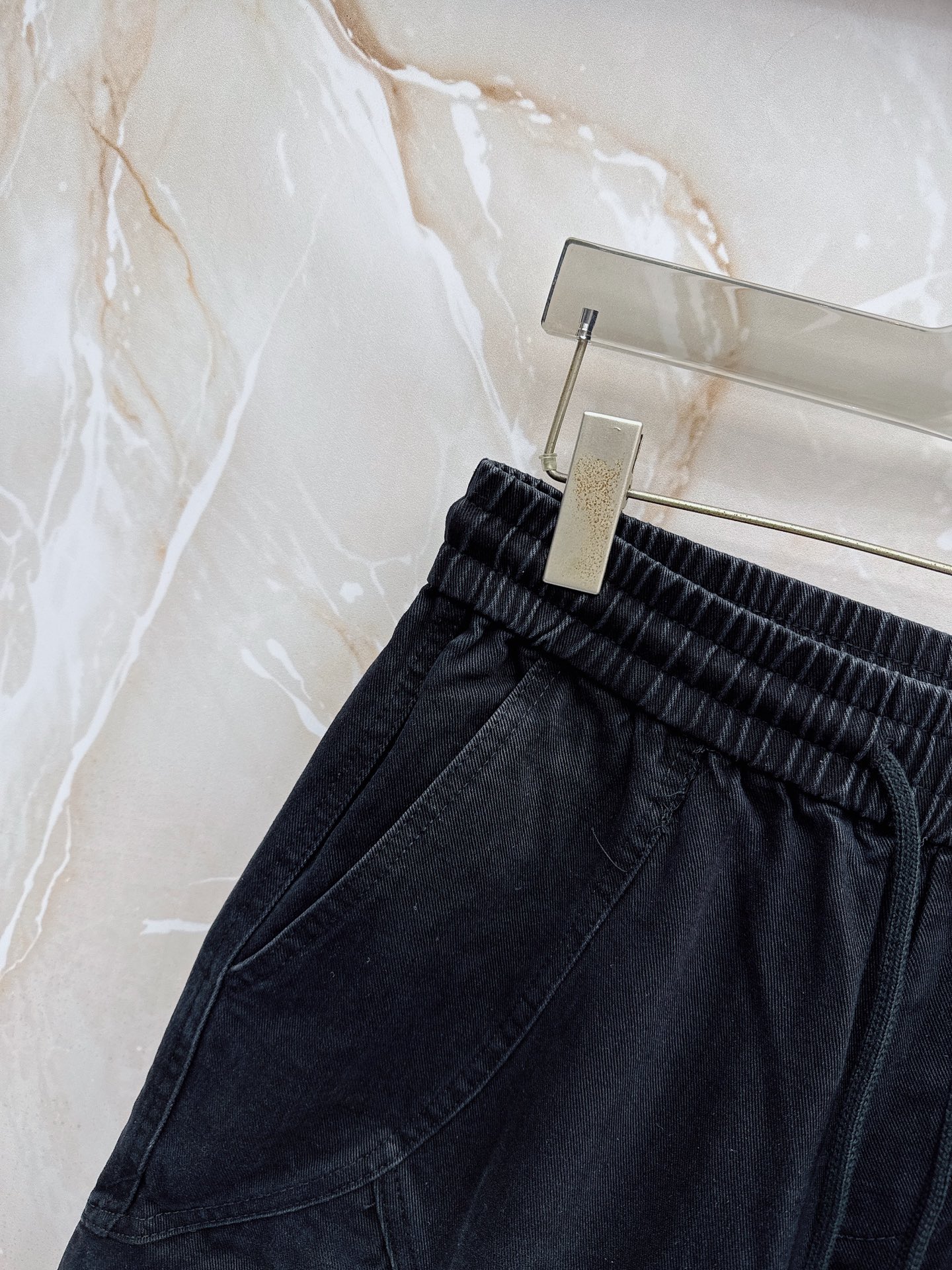 Y3 26ss春夏新款休闲短裤，采用优质丝质面料，超级轻薄亲肤，透气舒适。两侧工装口袋设计，整款裤型超级