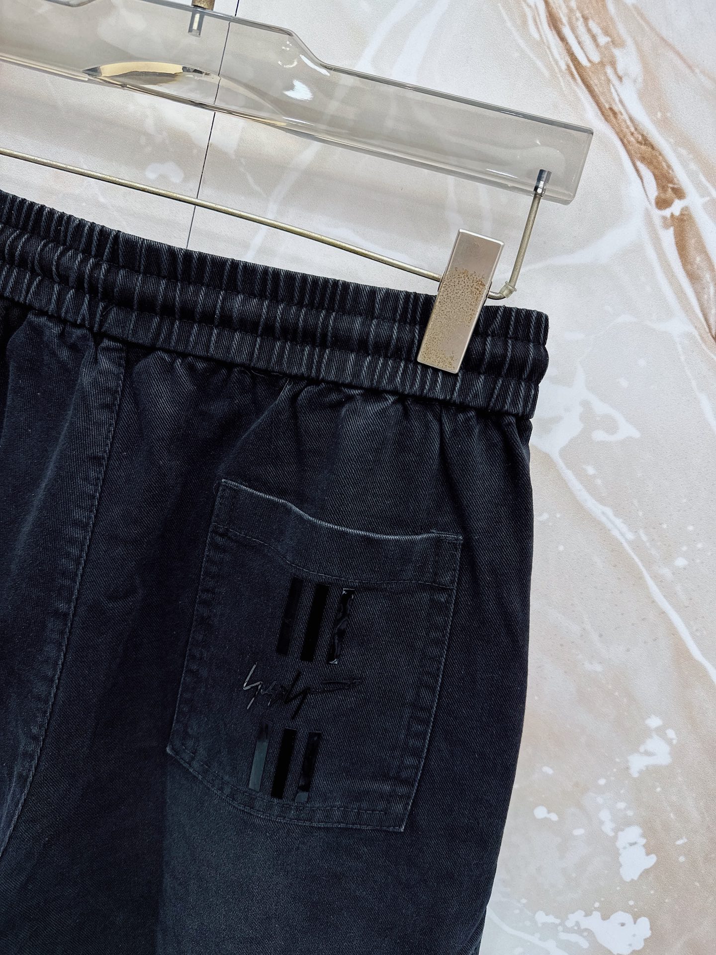 Y3 26ss春夏新款休闲短裤，采用优质丝质面料，超级轻薄亲肤，透气舒适。两侧工装口袋设计，整款裤型超级