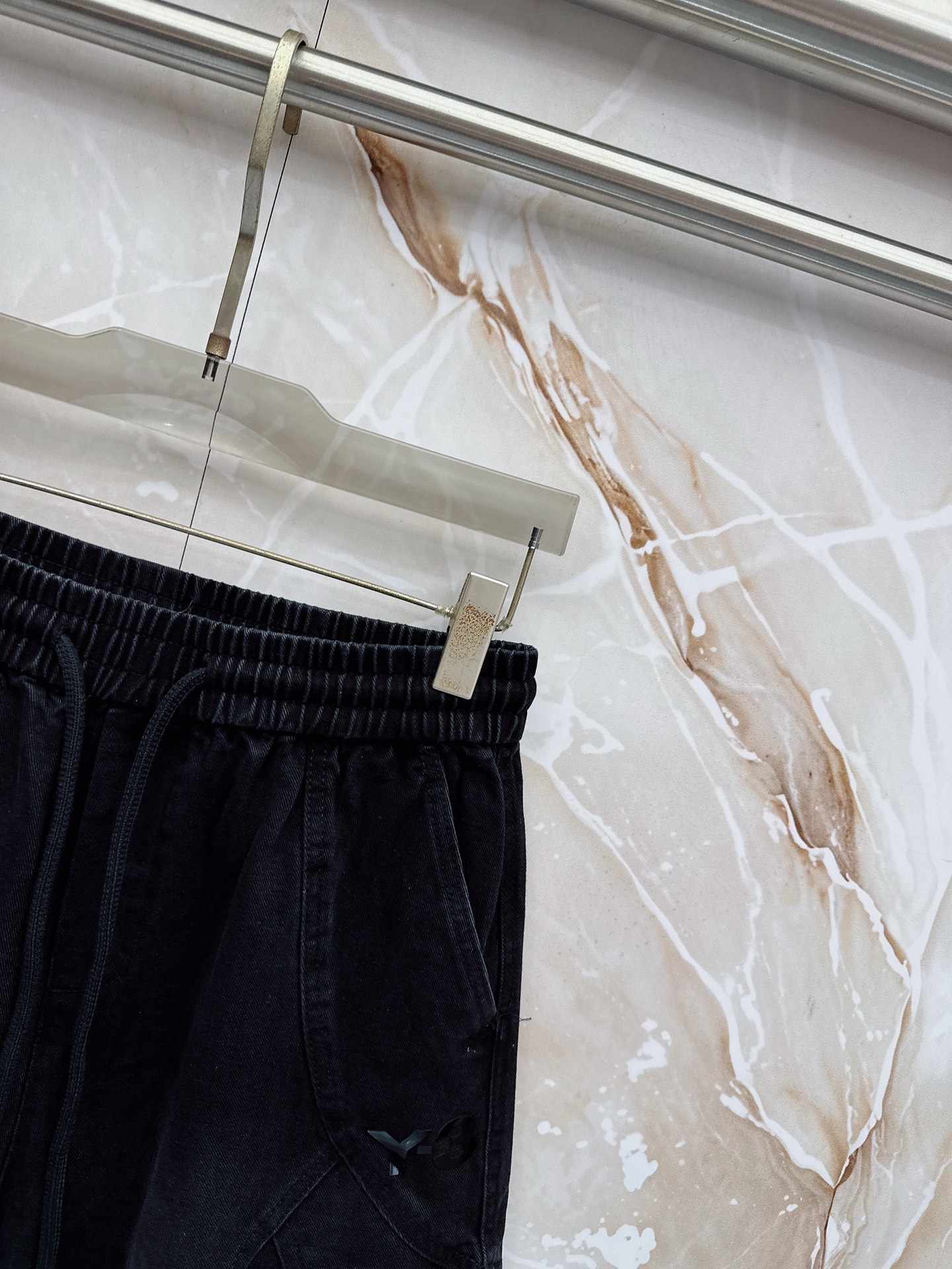 Y3 26ss春夏新款休闲短裤，采用优质丝质面料，超级轻薄亲肤，透气舒适。两侧工装口袋设计，整款裤型超级