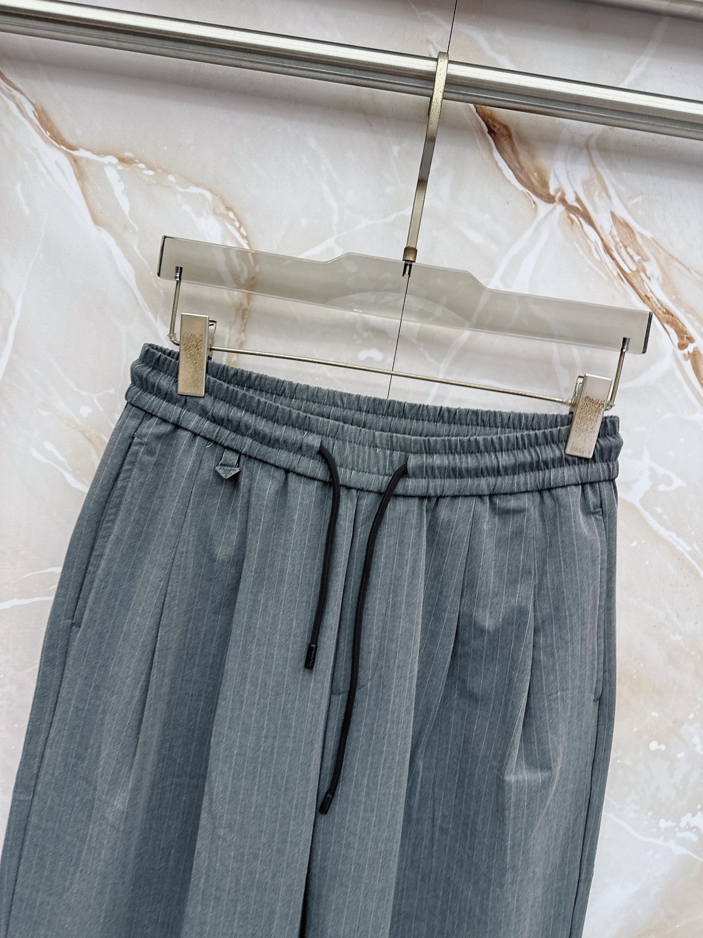 普拉达🔥🔥春夏新款宽松休闲，采用优质面料，亲肤舒服，压褶设计简直是神来之笔，不仅增加了的层次感，还超级显