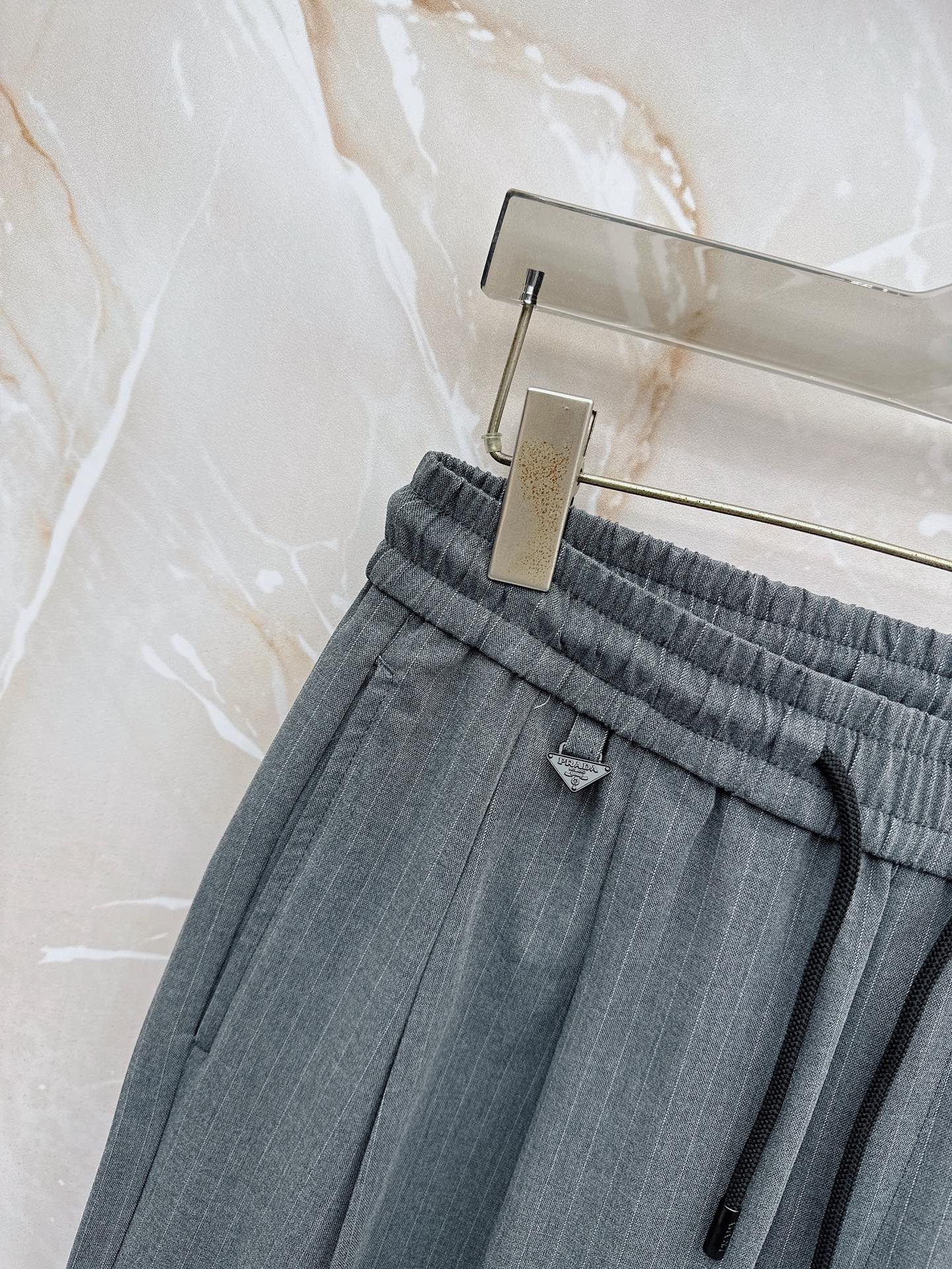 普拉达🔥🔥春夏新款宽松休闲，采用优质面料，亲肤舒服，压褶设计简直是神来之笔，不仅增加了的层次感，还超级显