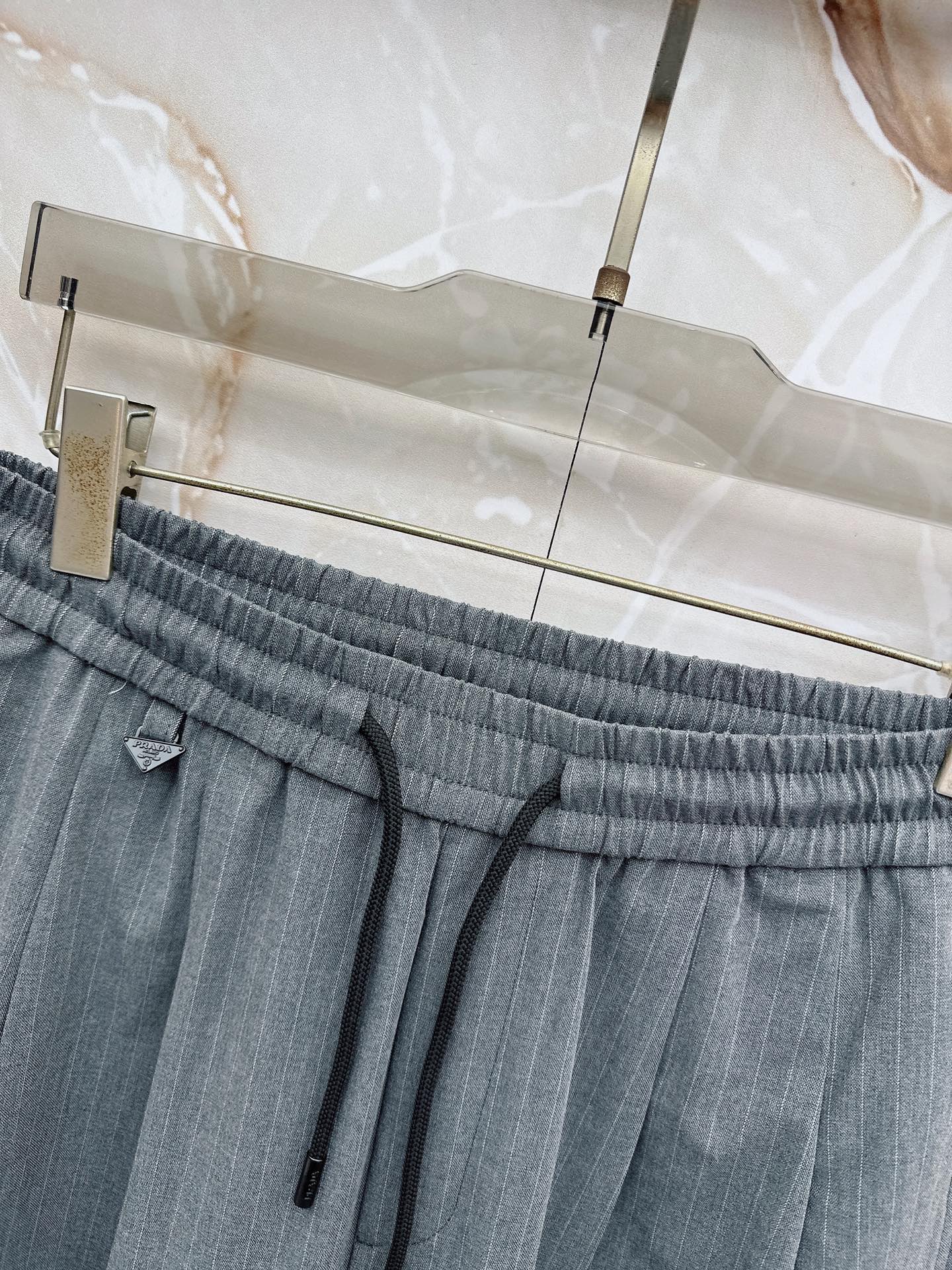 普拉达🔥🔥春夏新款宽松休闲，采用优质面料，亲肤舒服，压褶设计简直是神来之笔，不仅增加了的层次感，还超级显