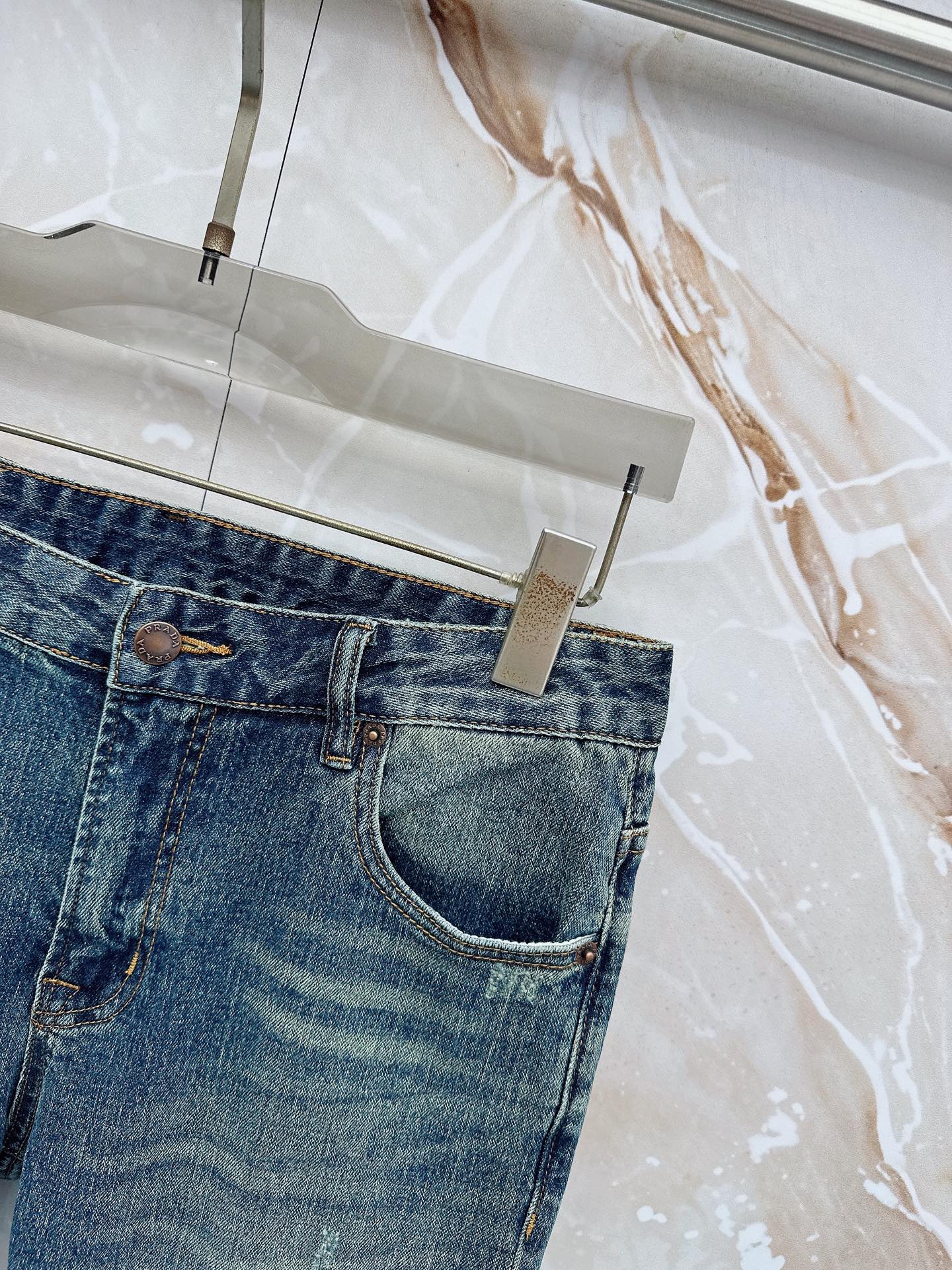 普拉达 2026春夏🔥🔥新款现货上市，原单爆款牛仔裤👖超级定制款，原版五金，超级重工工艺，版型超赞👍细节