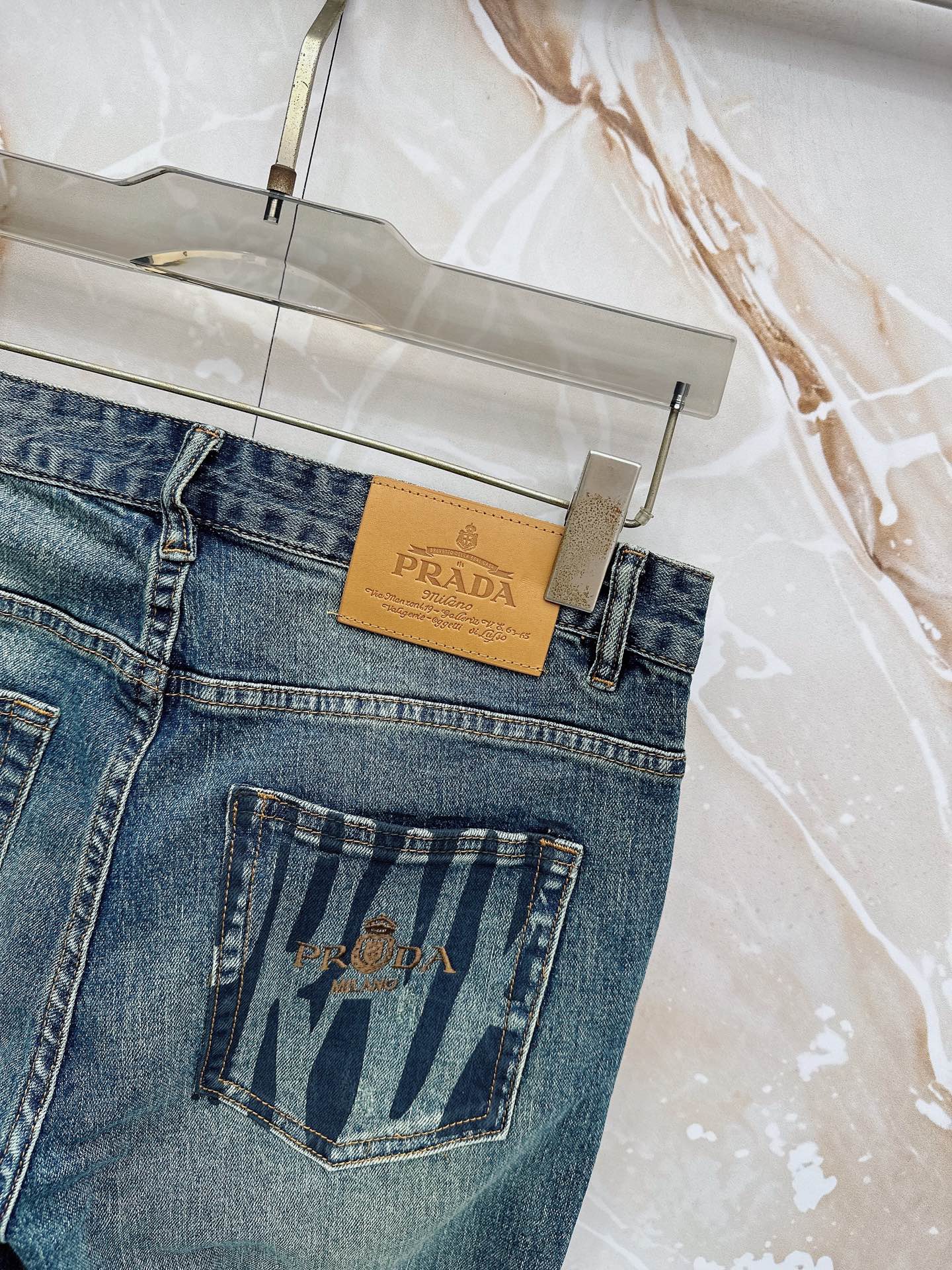 普拉达 2026春夏🔥🔥新款现货上市，原单爆款牛仔裤👖超级定制款，原版五金，超级重工工艺，版型超赞👍细节