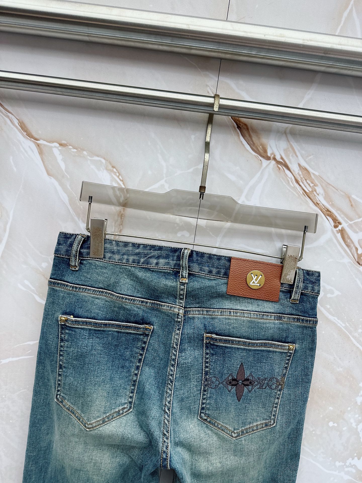 LV 2026春夏🔥🔥新款现货上市，原单爆款牛仔裤👖超级定制款，原版五金，超级重工工艺，版型超赞👍细节做