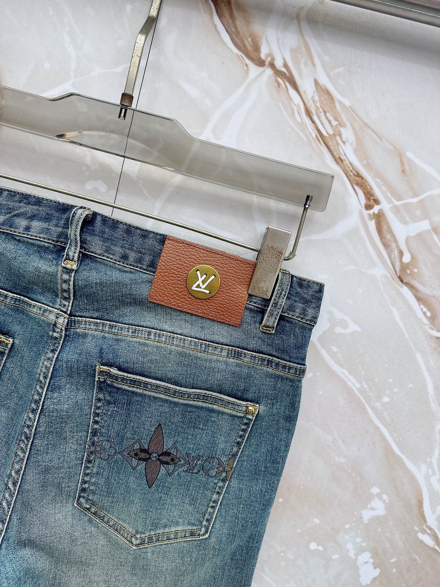 LV 2026春夏🔥🔥新款现货上市，原单爆款牛仔裤👖超级定制款，原版五金，超级重工工艺，版型超赞👍细节做