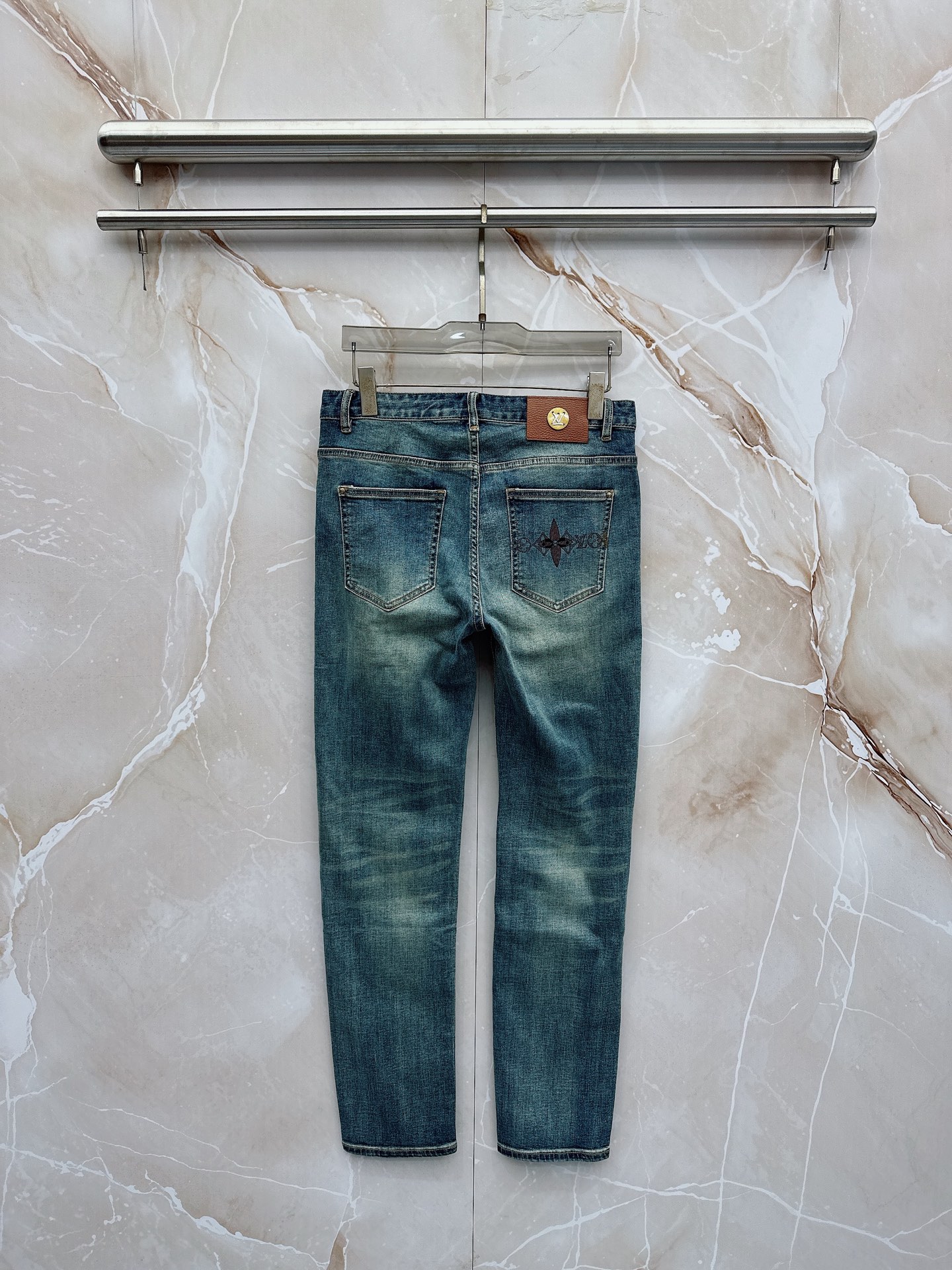 LV 2026春夏🔥🔥新款现货上市，原单爆款牛仔裤👖超级定制款，原版五金，超级重工工艺，版型超赞👍细节做