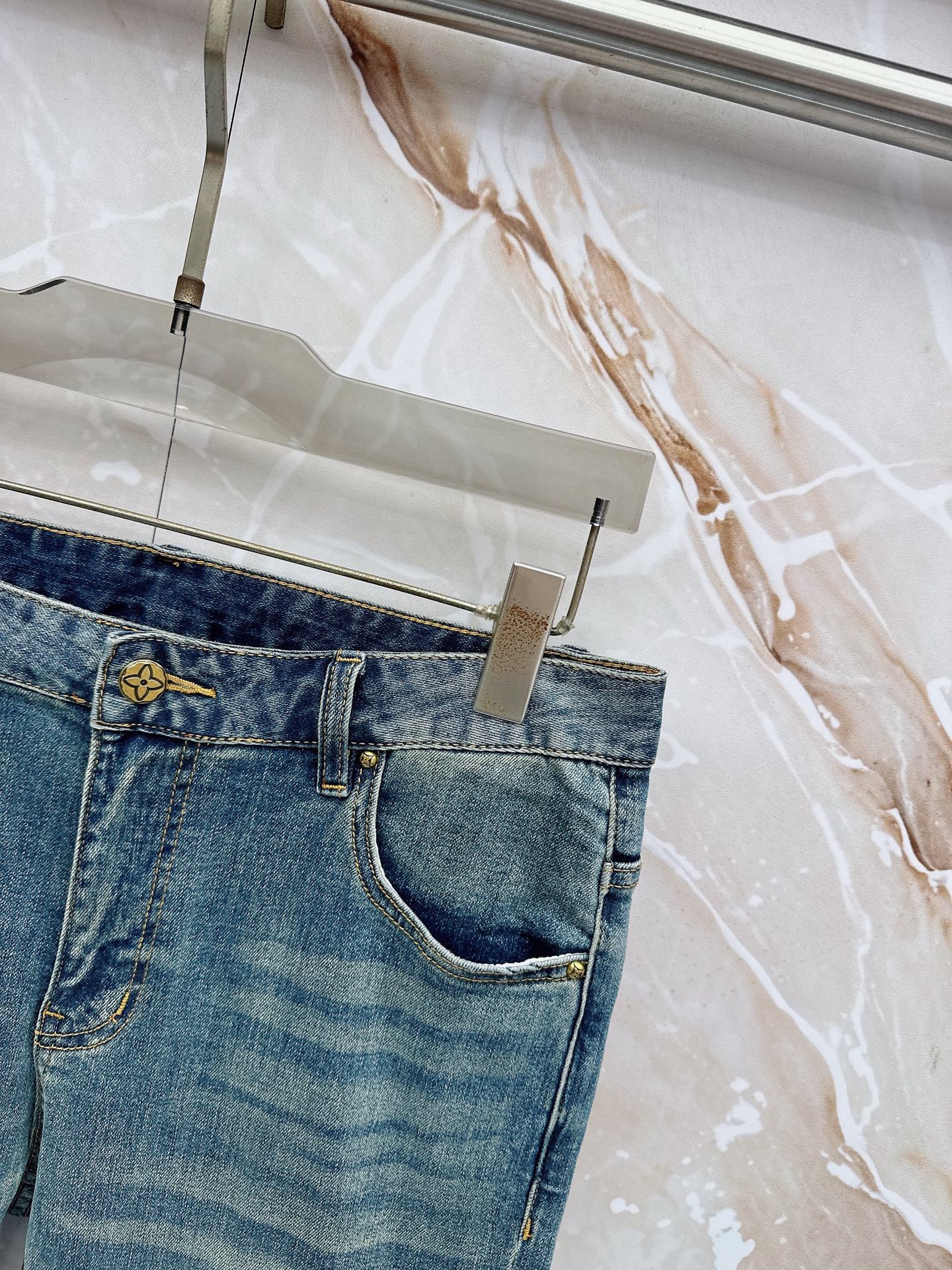 LV 2026春夏🔥🔥新款现货上市，原单爆款牛仔裤👖超级定制款，原版五金，超级重工工艺，版型超赞👍细节做