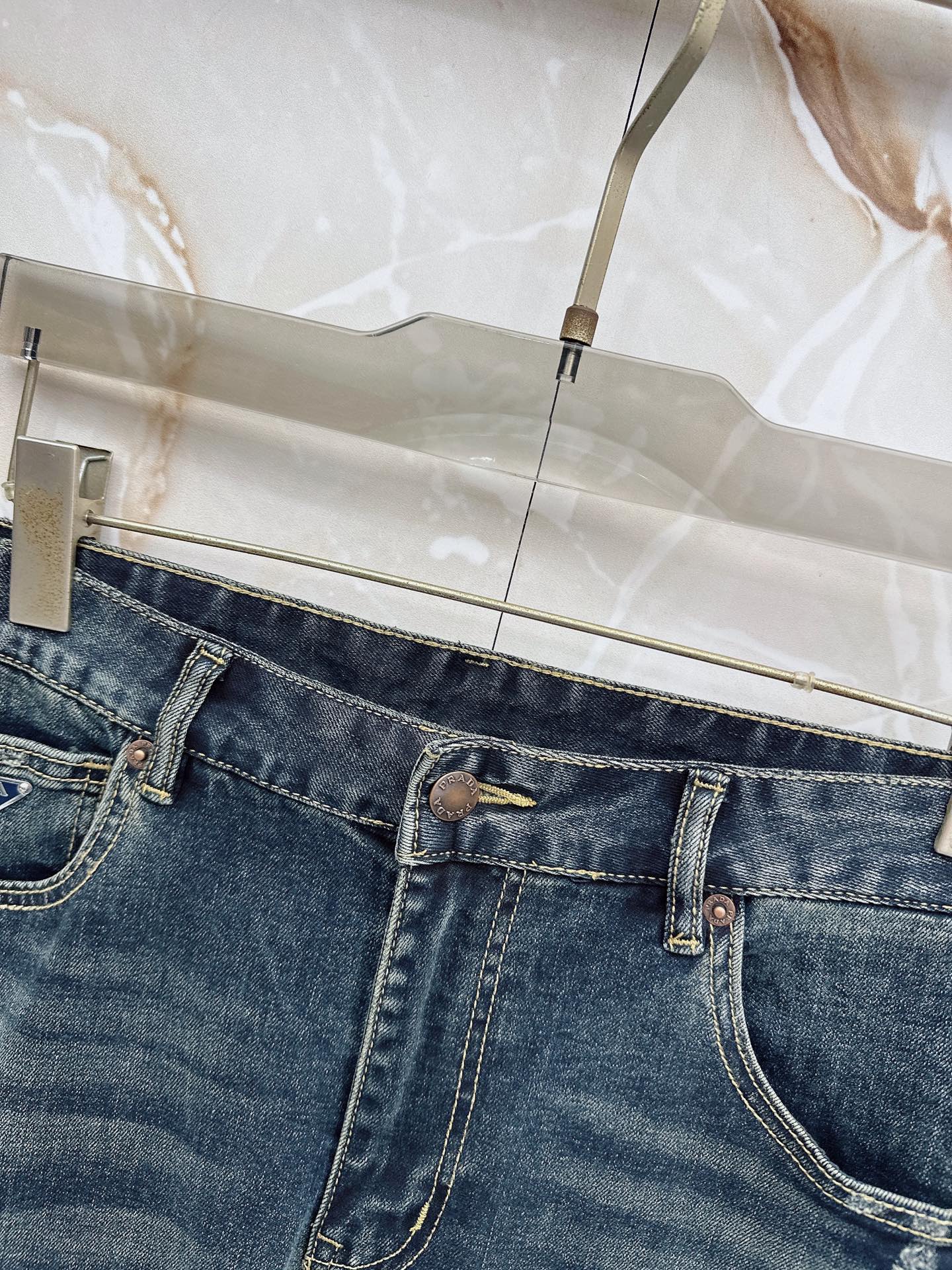 普拉达 2026春夏🔥🔥新款现货上市，原单爆款牛仔裤👖超级定制款，原版五金，超级重工工艺，版型超赞👍细节