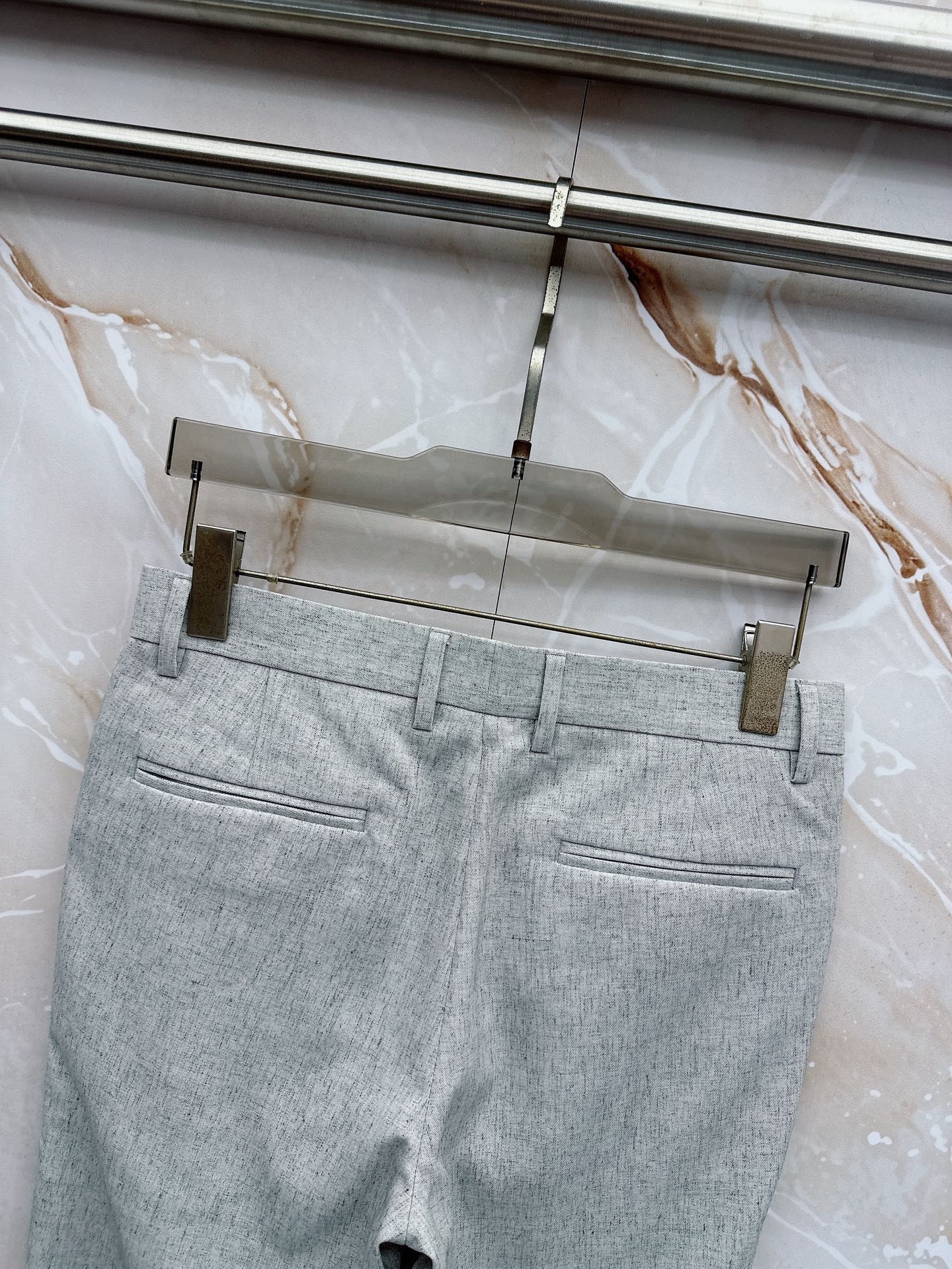 Loro Piana诺悠翩雅、2026春夏新品西裤，以利落剪裁重塑职场与日常穿搭的优雅边界。经典纯色调自