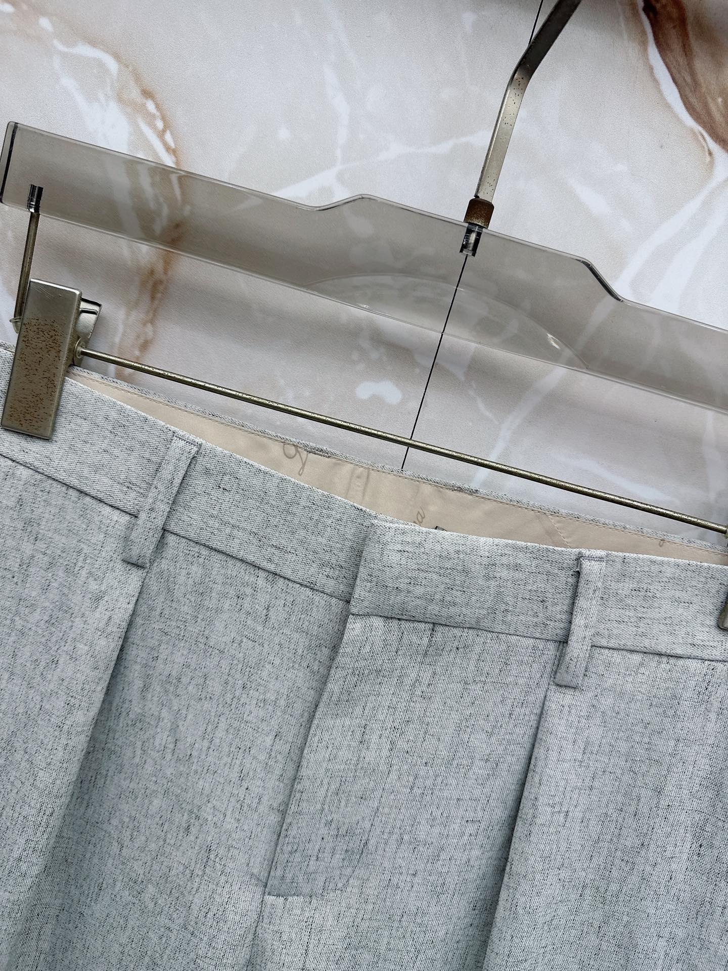 Loro Piana诺悠翩雅、2026春夏新品西裤，以利落剪裁重塑职场与日常穿搭的优雅边界。经典纯色调自