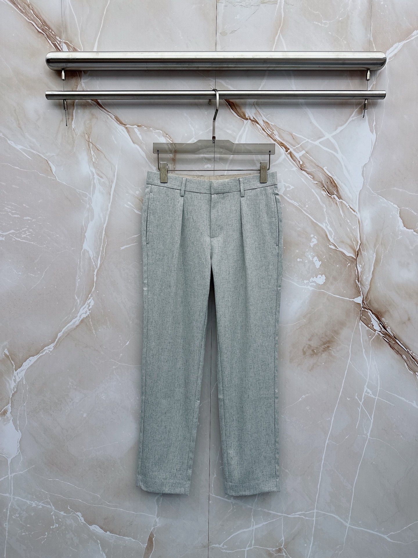 Loro Piana诺悠翩雅、2026春夏新品西裤，以利落剪裁重塑职场与日常穿搭的优雅边界。经典纯色调自