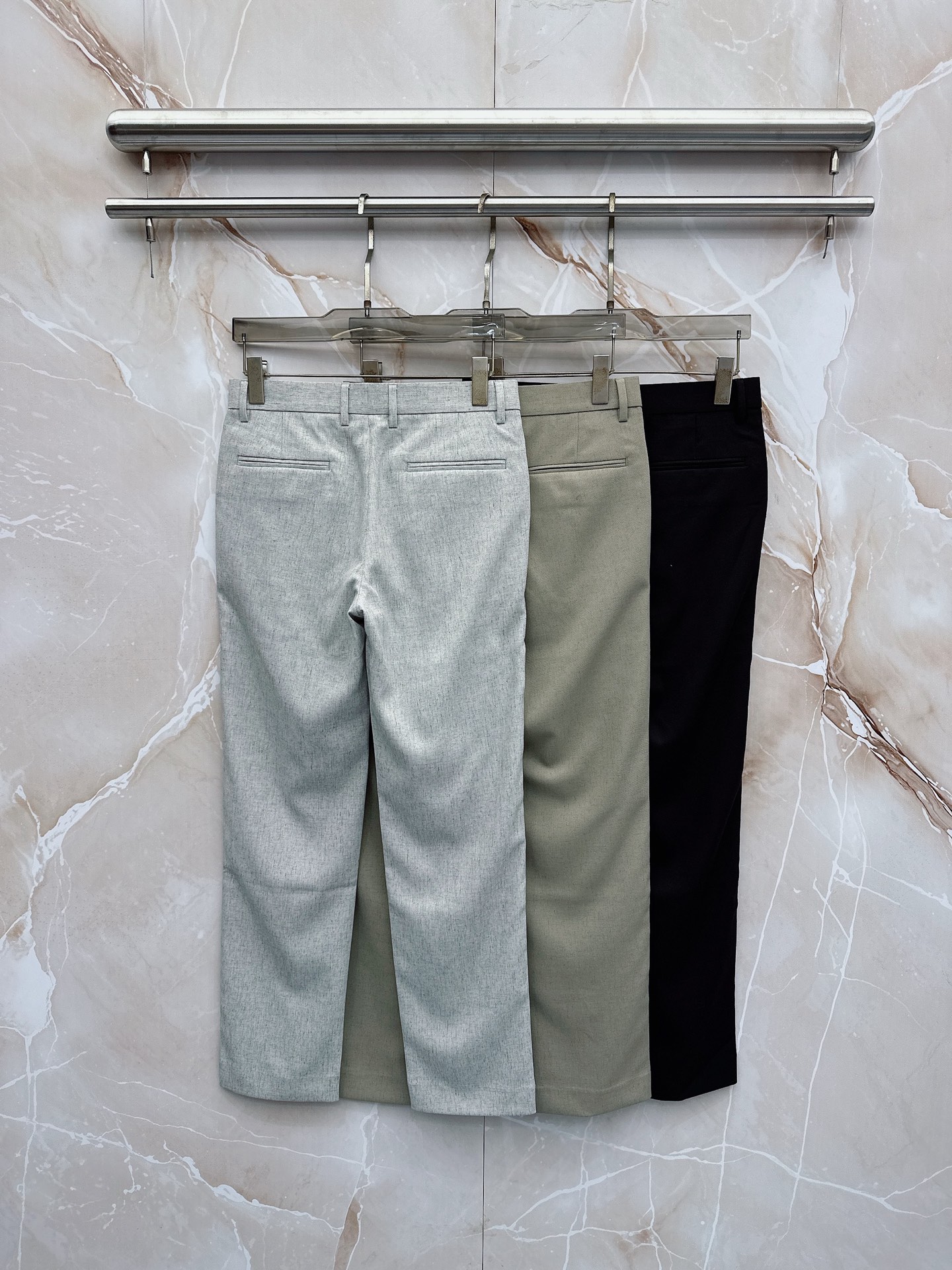 Loro Piana诺悠翩雅、2026春夏新品西裤，以利落剪裁重塑职场与日常穿搭的优雅边界。经典纯色调自