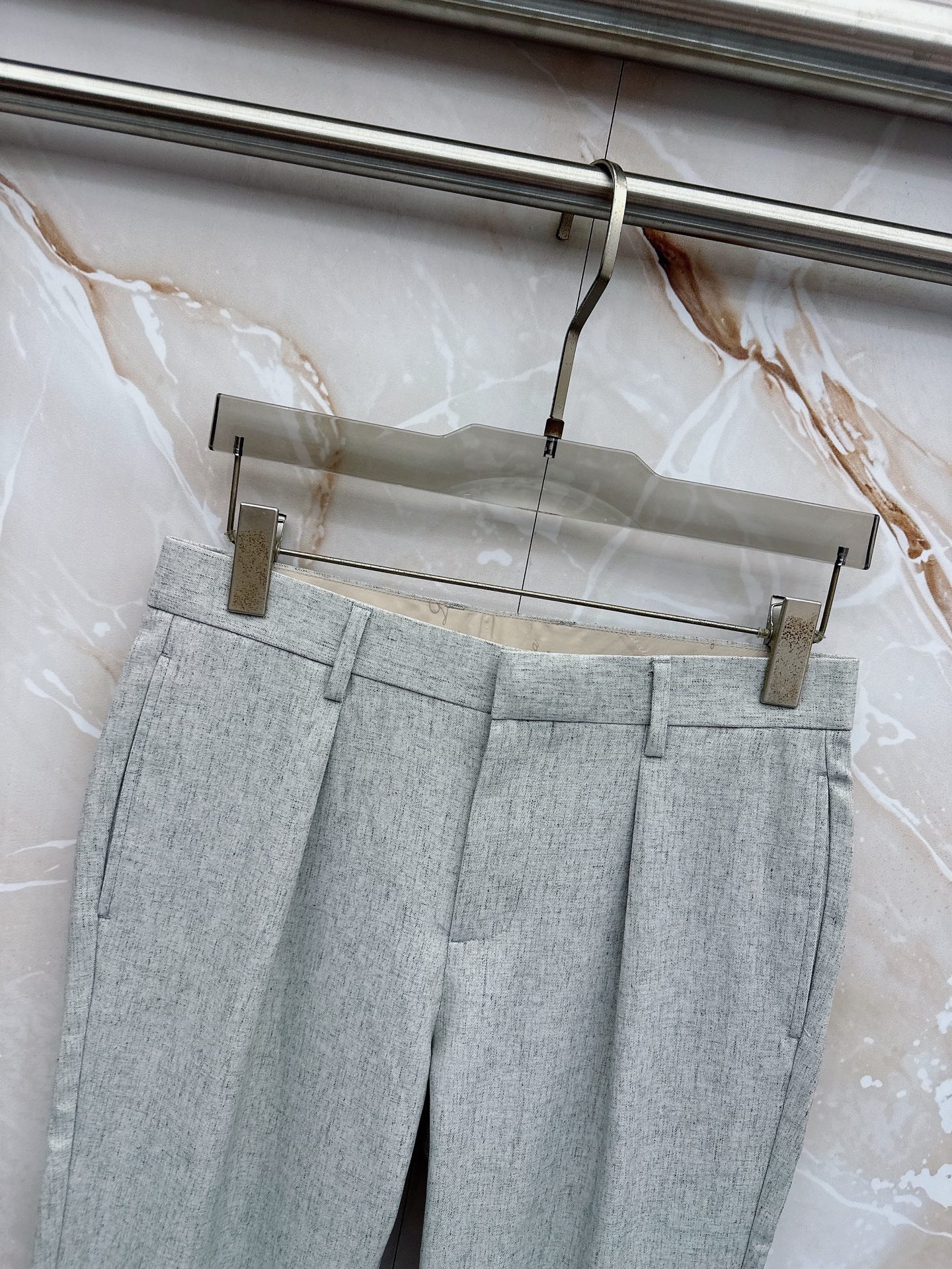 Loro Piana诺悠翩雅、2026春夏新品西裤，以利落剪裁重塑职场与日常穿搭的优雅边界。经典纯色调自