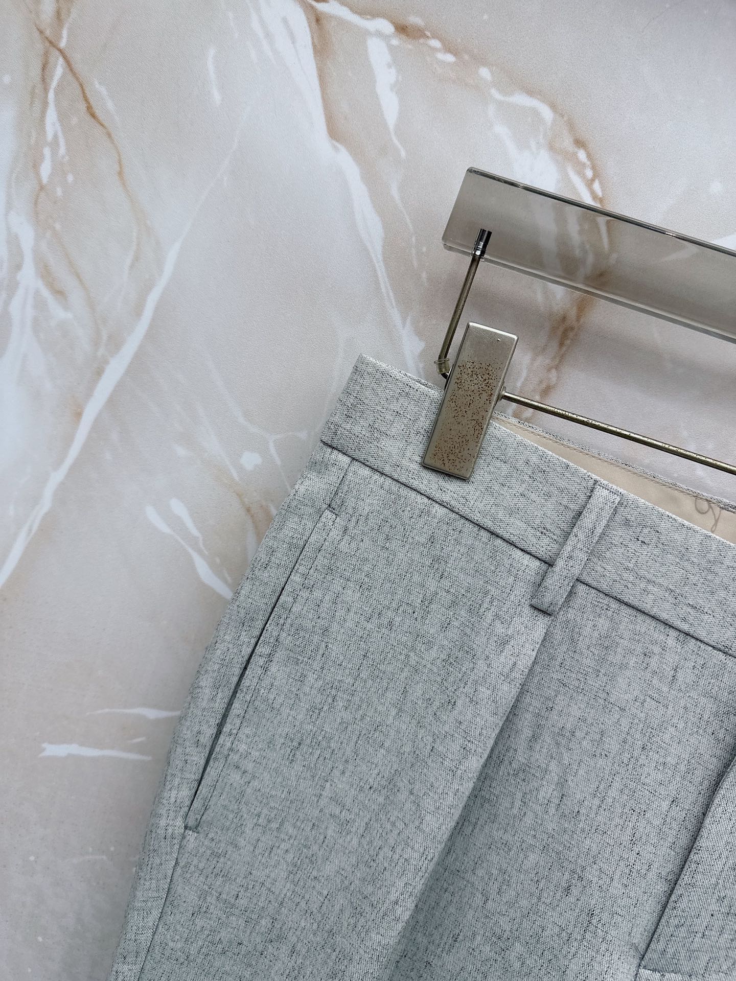 Loro Piana诺悠翩雅、2026春夏新品西裤，以利落剪裁重塑职场与日常穿搭的优雅边界。经典纯色调自