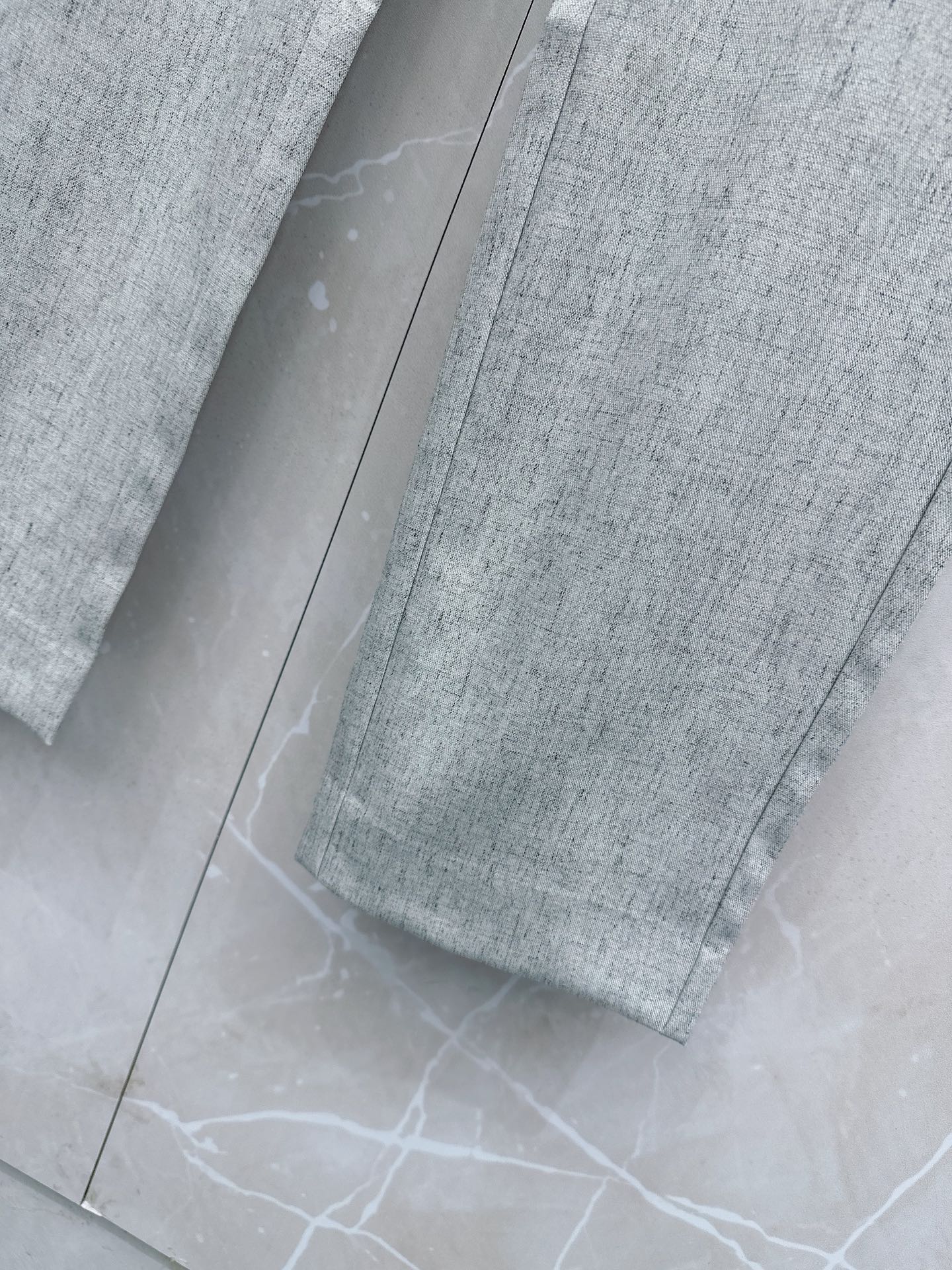 Loro Piana诺悠翩雅、2026春夏新品西裤，以利落剪裁重塑职场与日常穿搭的优雅边界。经典纯色调自