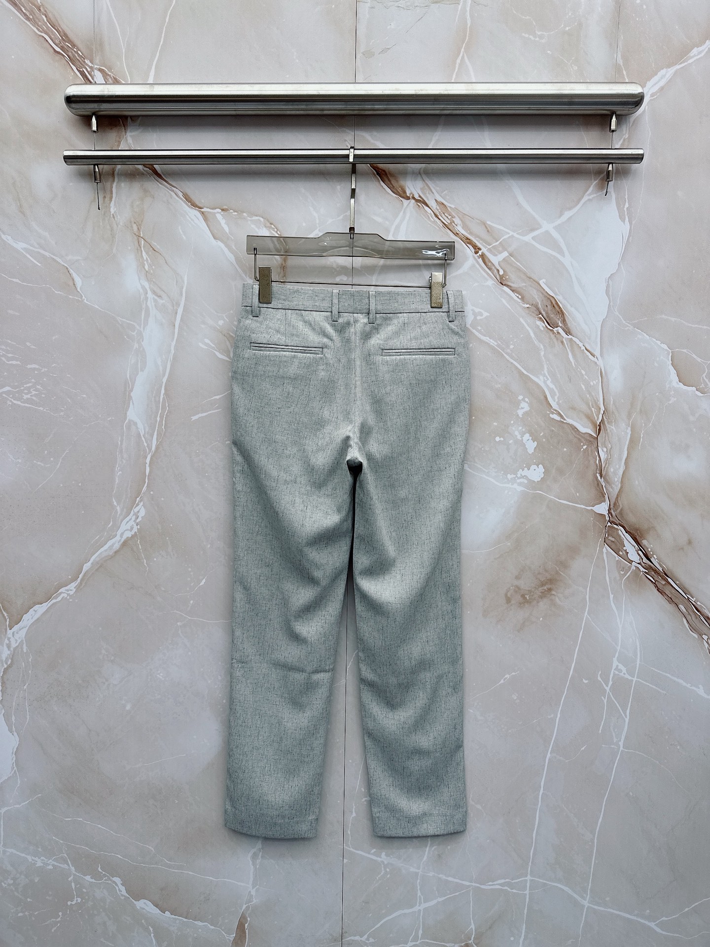 Loro Piana诺悠翩雅、2026春夏新品西裤，以利落剪裁重塑职场与日常穿搭的优雅边界。经典纯色调自