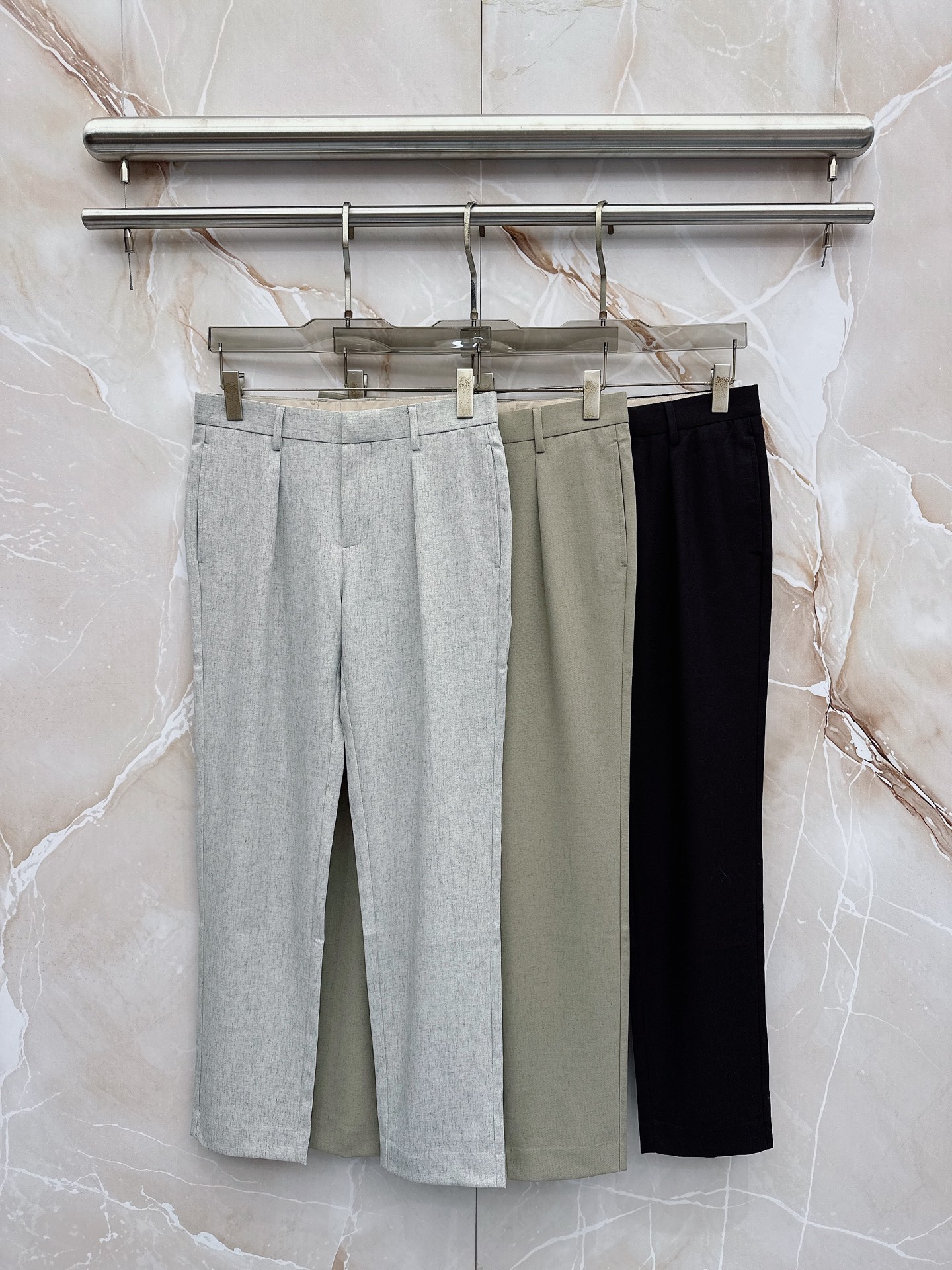 Loro Piana诺悠翩雅、2026春夏新品西裤，以利落剪裁重塑职场与日常穿搭的优雅边界。经典纯色调自