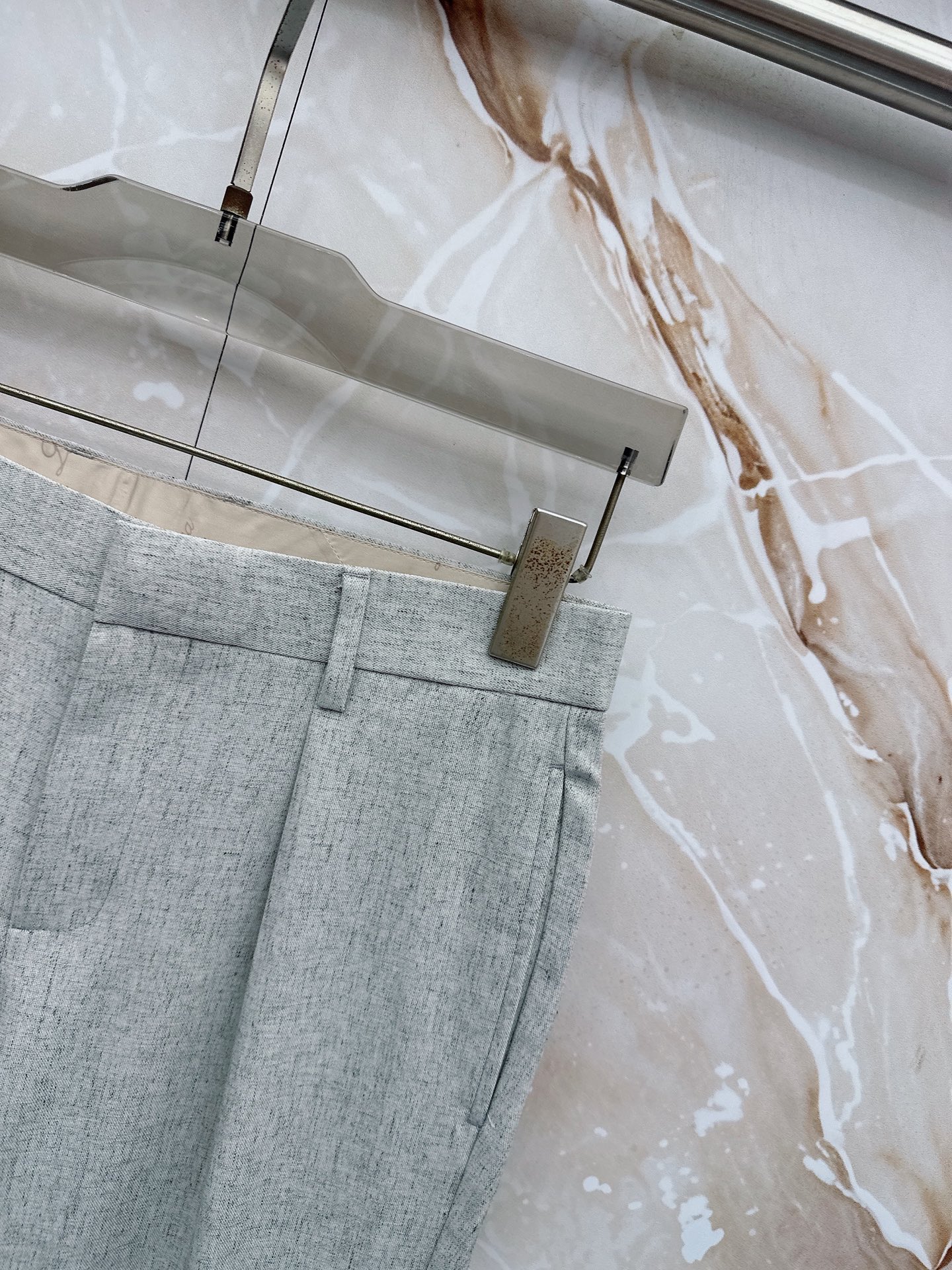 Loro Piana诺悠翩雅、2026春夏新品西裤，以利落剪裁重塑职场与日常穿搭的优雅边界。经典纯色调自