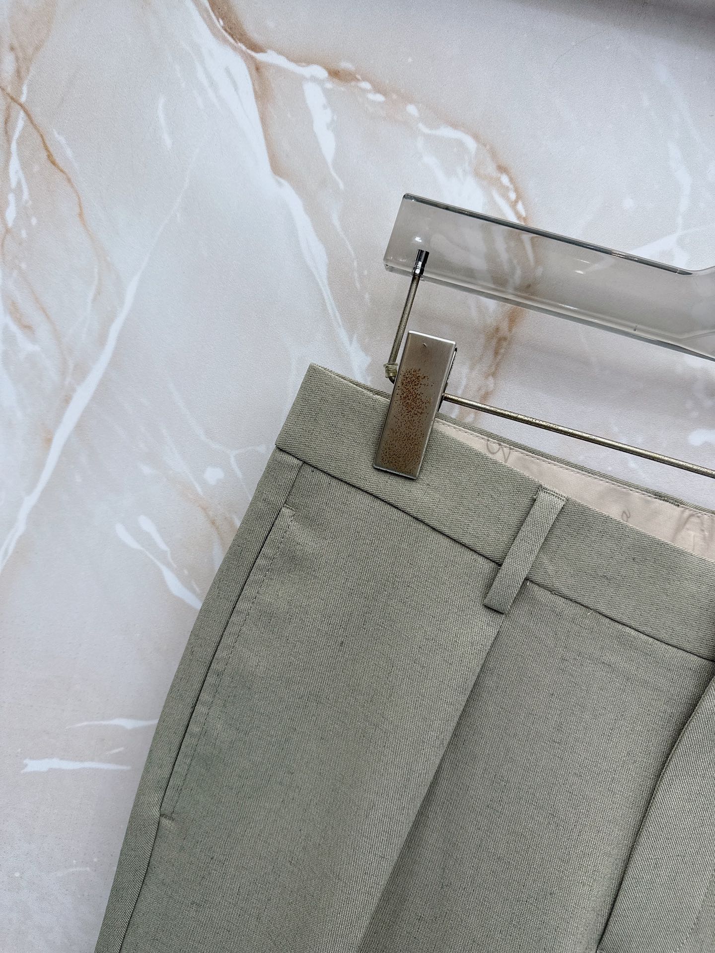 Loro Piana诺悠翩雅、2026春夏新品西裤，以利落剪裁重塑职场与日常穿搭的优雅边界。经典纯色调自