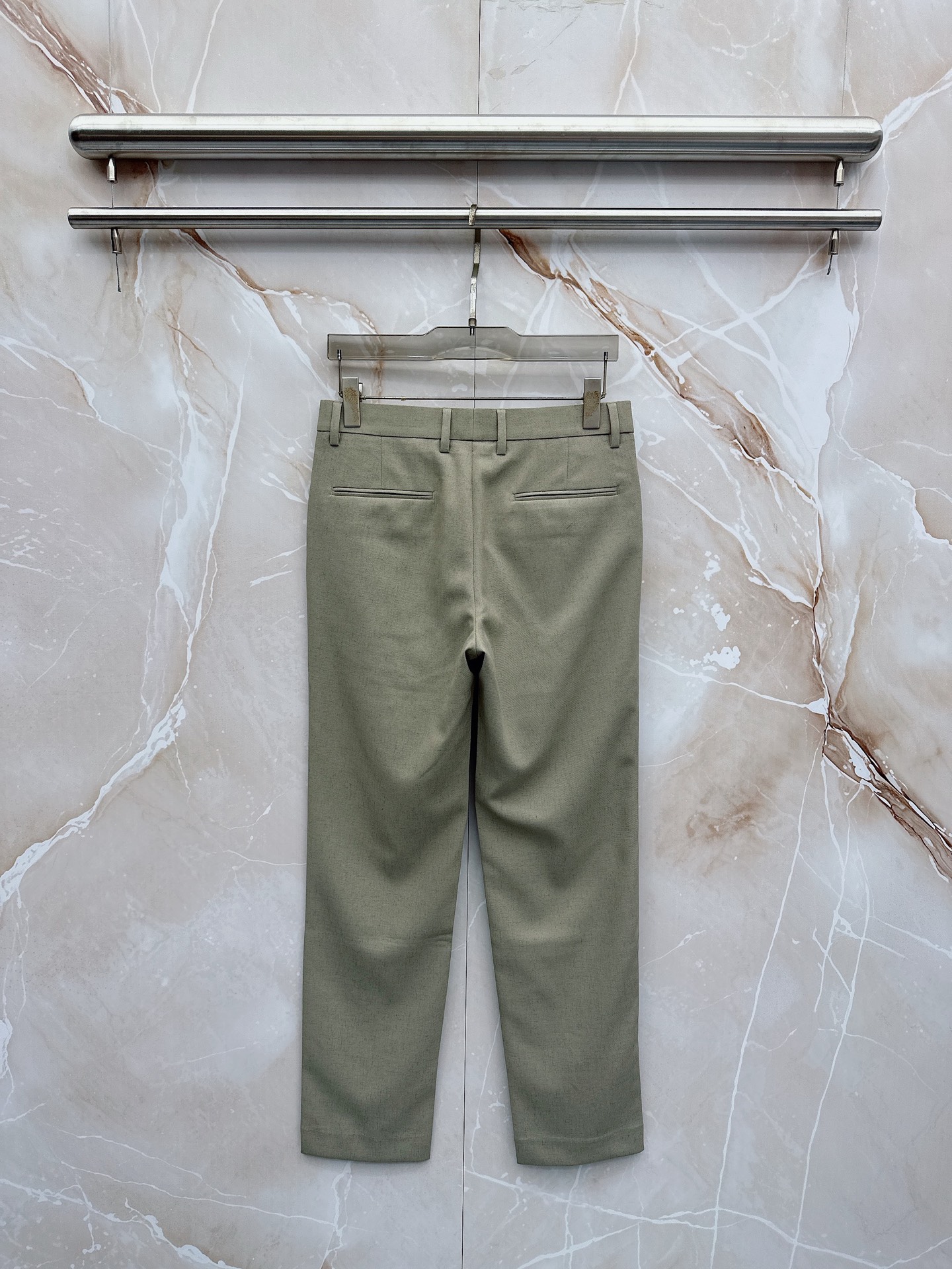 Loro Piana诺悠翩雅、2026春夏新品西裤，以利落剪裁重塑职场与日常穿搭的优雅边界。经典纯色调自