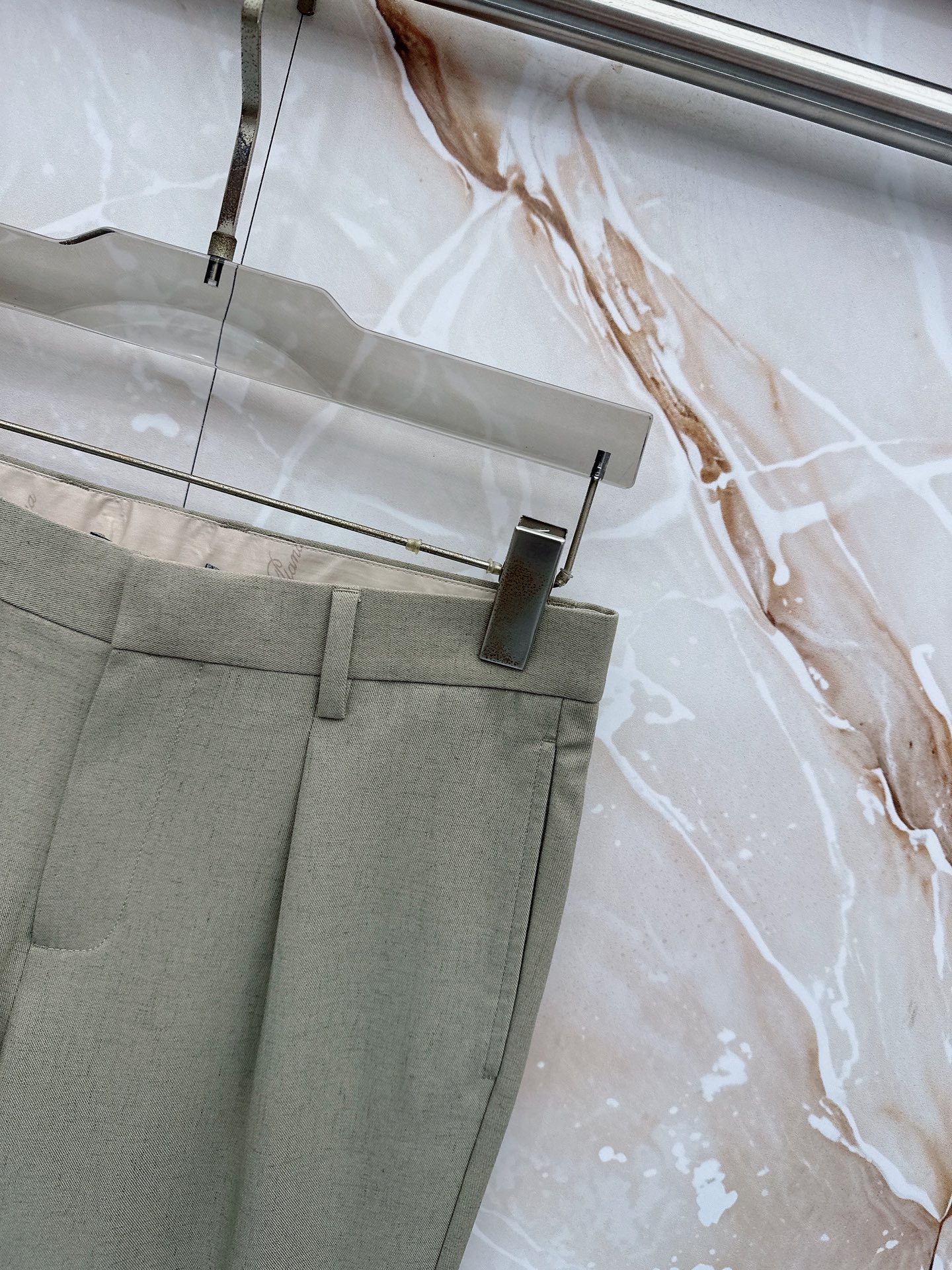 Loro Piana诺悠翩雅、2026春夏新品西裤，以利落剪裁重塑职场与日常穿搭的优雅边界。经典纯色调自