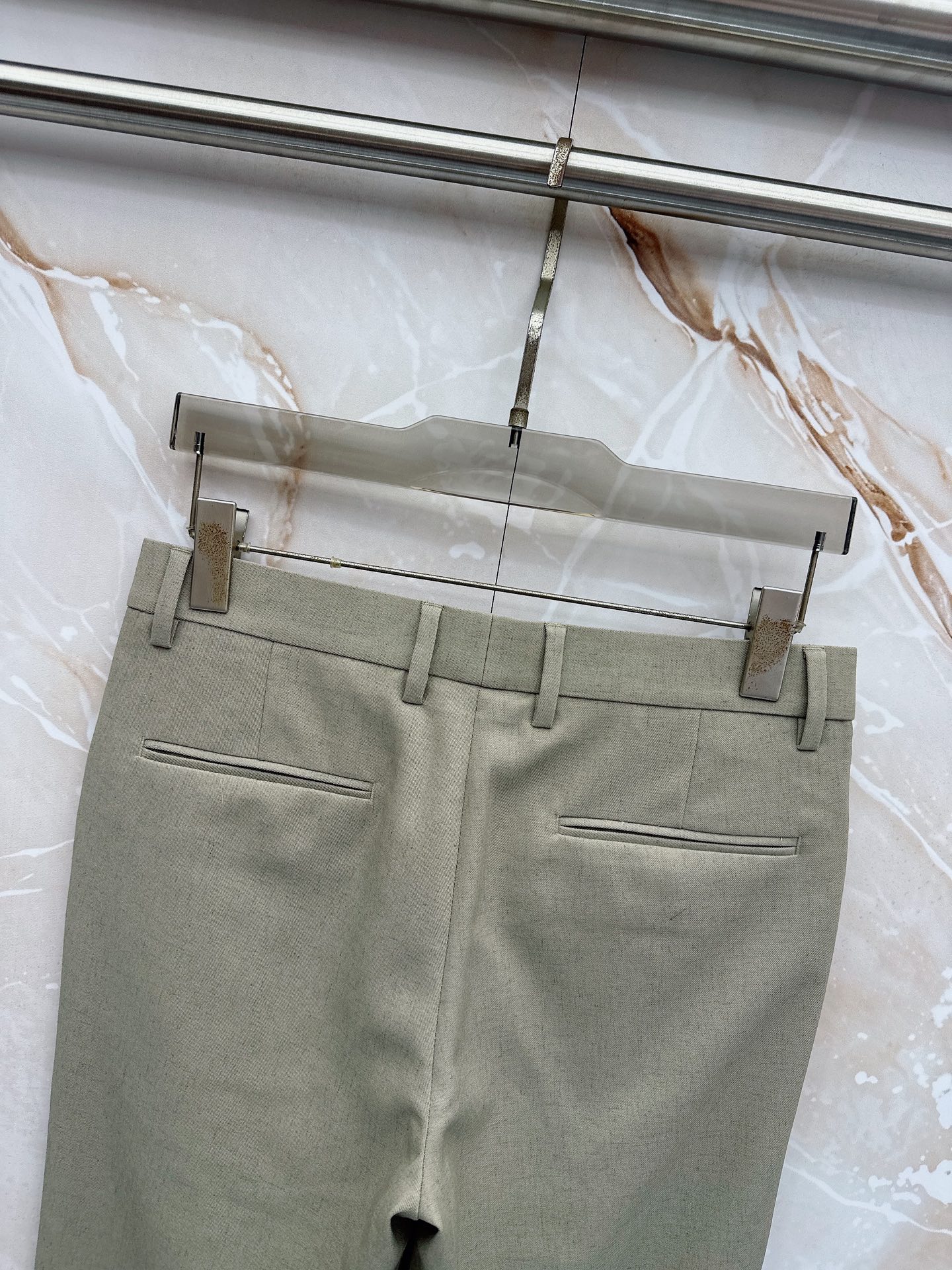 Loro Piana诺悠翩雅、2026春夏新品西裤，以利落剪裁重塑职场与日常穿搭的优雅边界。经典纯色调自