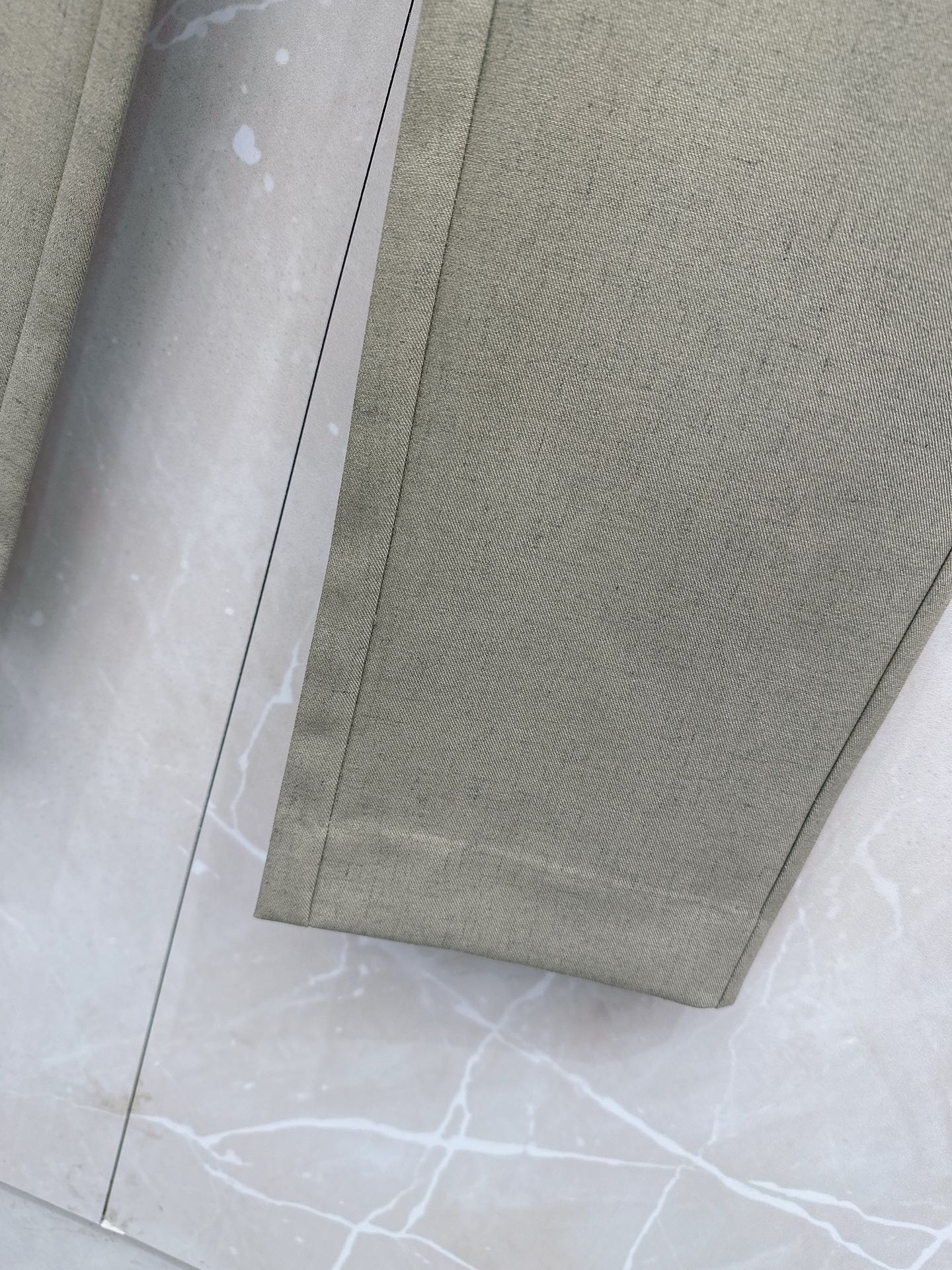 Loro Piana诺悠翩雅、2026春夏新品西裤，以利落剪裁重塑职场与日常穿搭的优雅边界。经典纯色调自