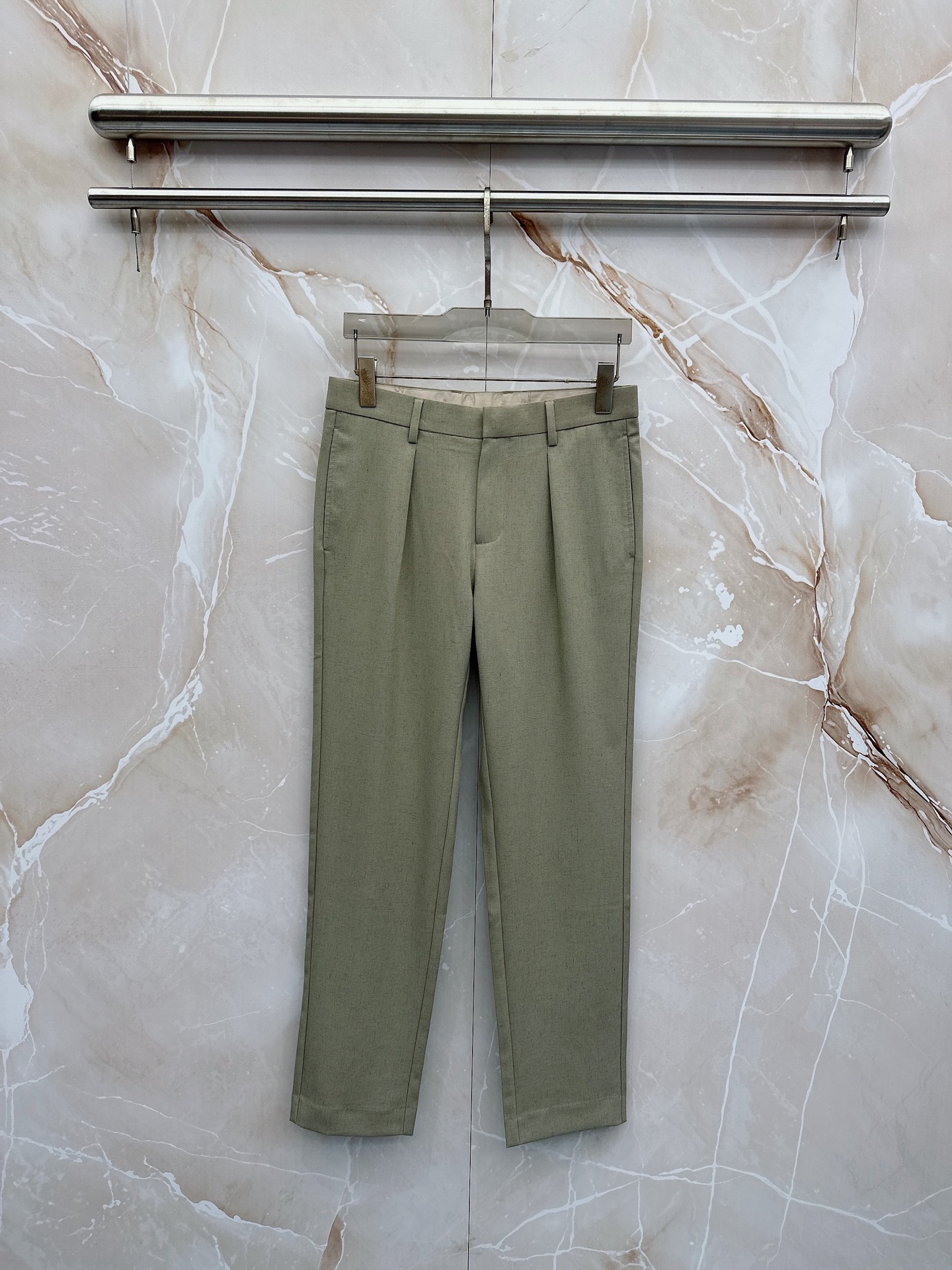 Loro Piana诺悠翩雅、2026春夏新品西裤，以利落剪裁重塑职场与日常穿搭的优雅边界。经典纯色调自