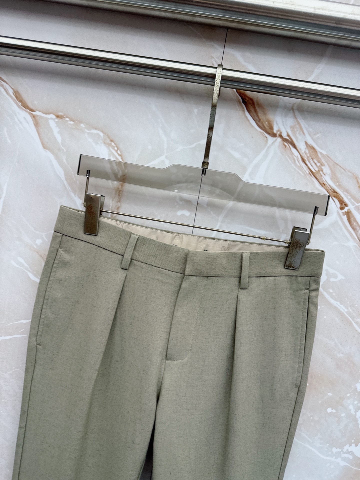 Loro Piana诺悠翩雅、2026春夏新品西裤，以利落剪裁重塑职场与日常穿搭的优雅边界。经典纯色调自