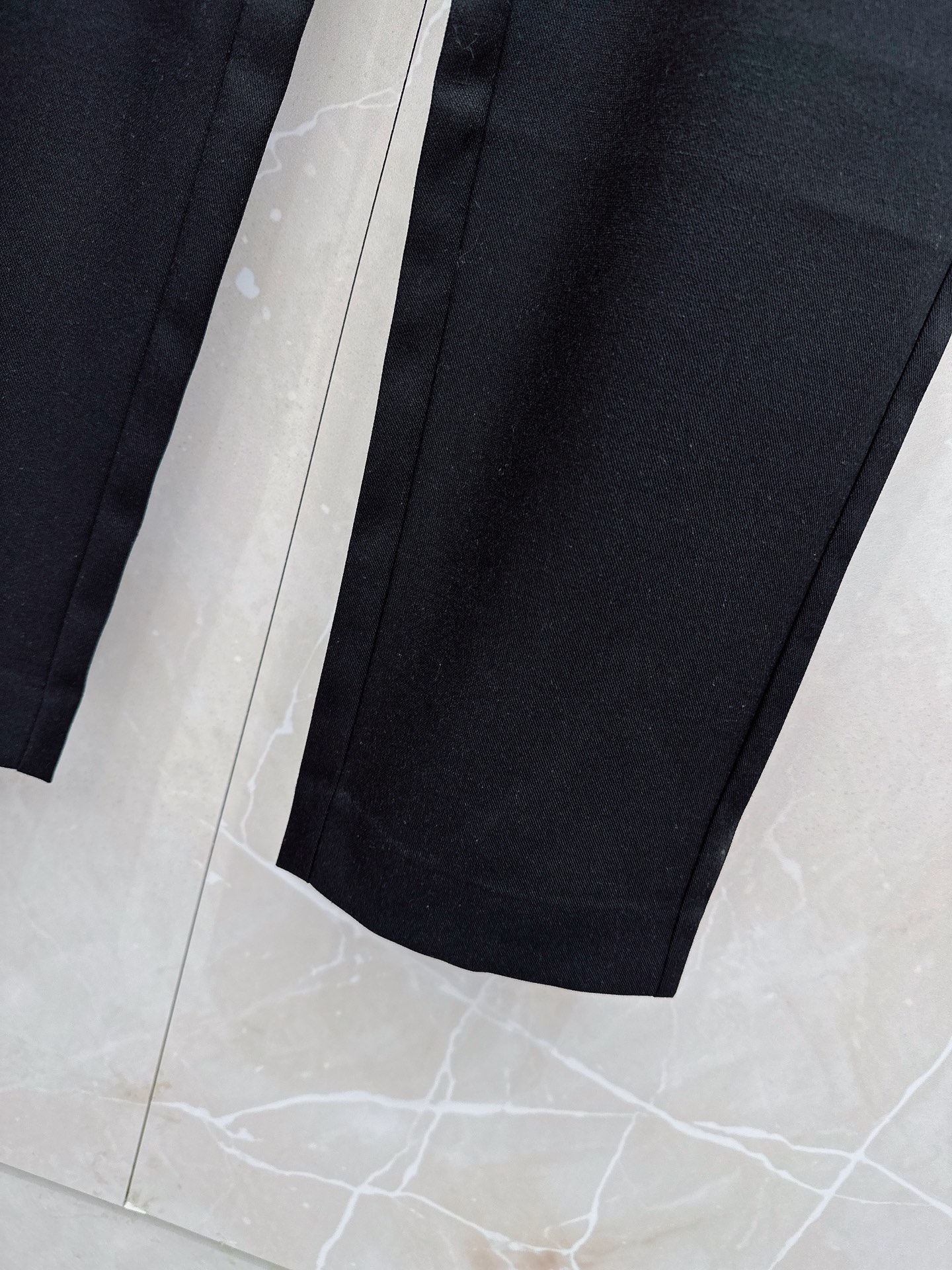 Loro Piana诺悠翩雅、2026春夏新品西裤，以利落剪裁重塑职场与日常穿搭的优雅边界。经典纯色调自