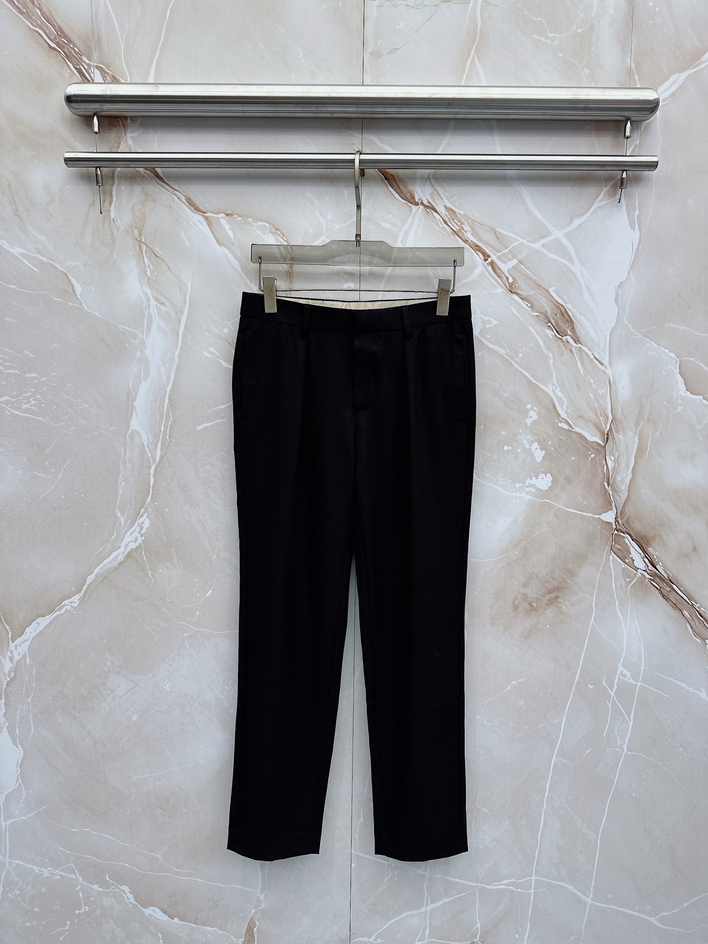 Loro Piana诺悠翩雅、2026春夏新品西裤，以利落剪裁重塑职场与日常穿搭的优雅边界。经典纯色调自