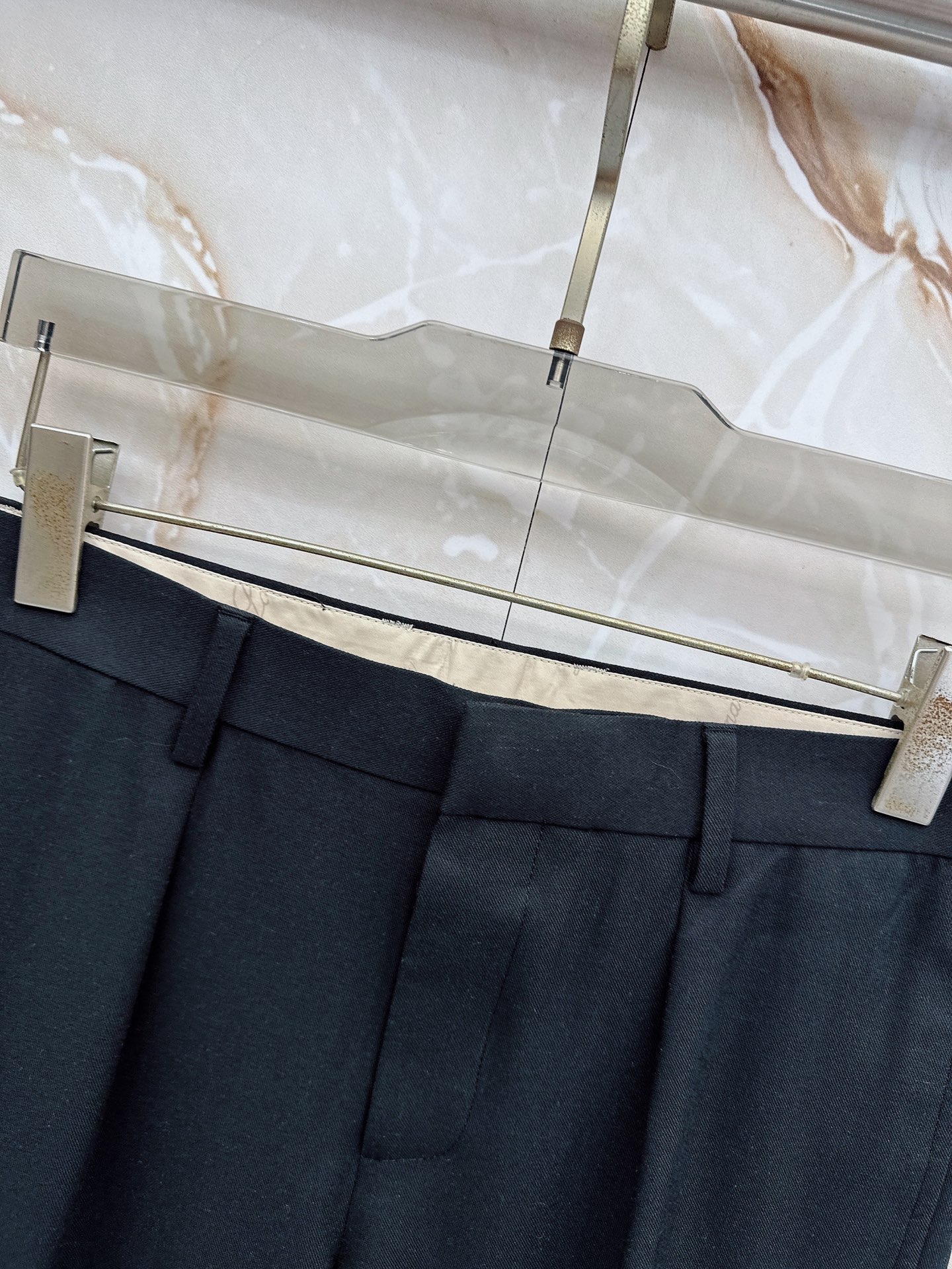 Loro Piana诺悠翩雅、2026春夏新品西裤，以利落剪裁重塑职场与日常穿搭的优雅边界。经典纯色调自