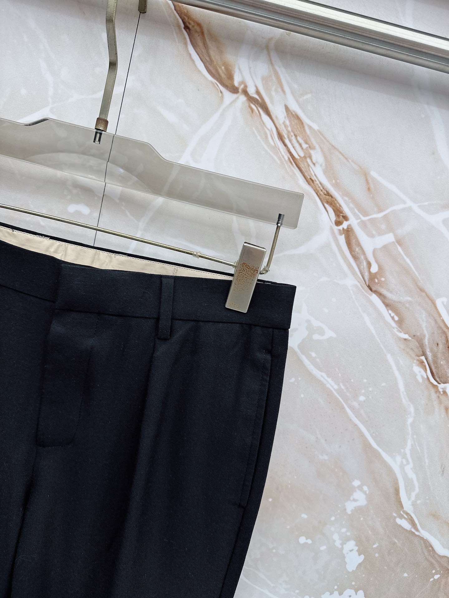 Loro Piana诺悠翩雅、2026春夏新品西裤，以利落剪裁重塑职场与日常穿搭的优雅边界。经典纯色调自