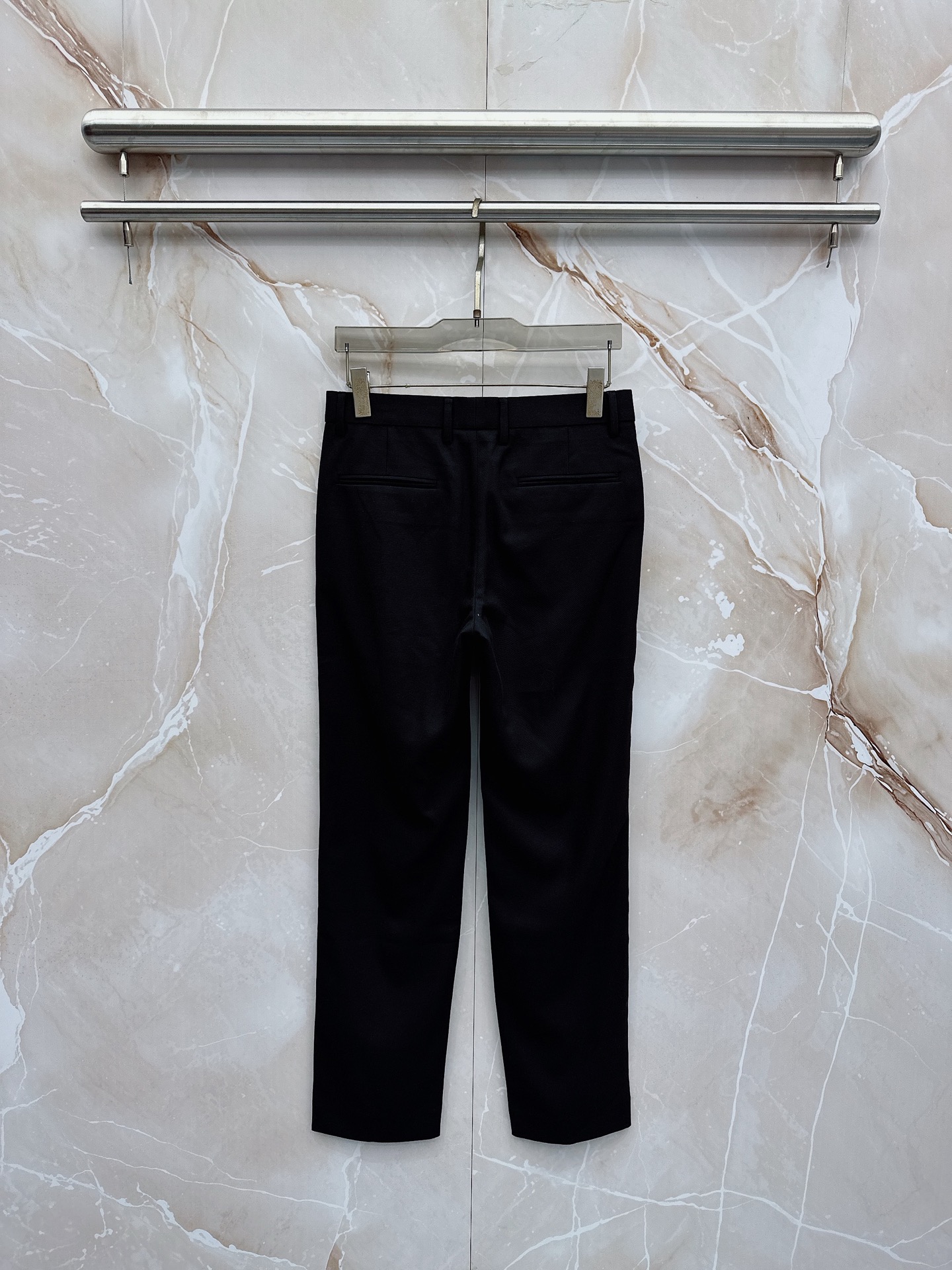 Loro Piana诺悠翩雅、2026春夏新品西裤，以利落剪裁重塑职场与日常穿搭的优雅边界。经典纯色调自