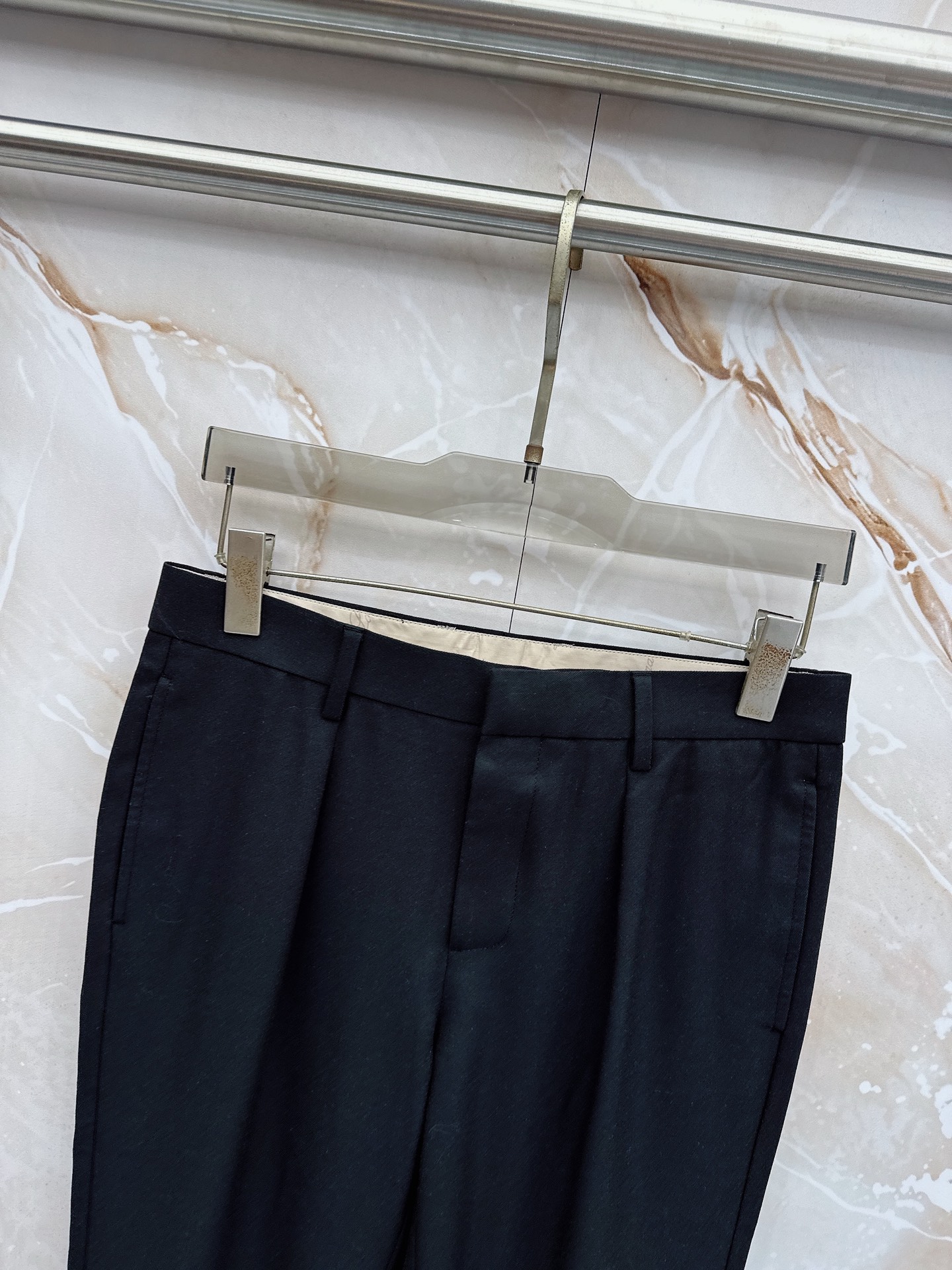 Loro Piana诺悠翩雅、2026春夏新品西裤，以利落剪裁重塑职场与日常穿搭的优雅边界。经典纯色调自