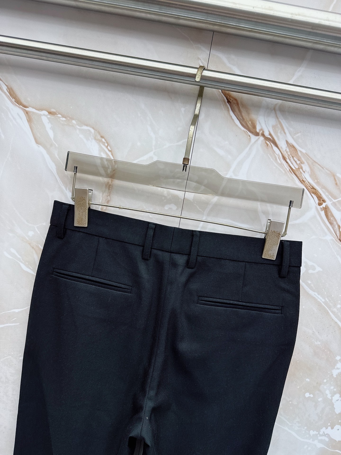 Loro Piana诺悠翩雅、2026春夏新品西裤，以利落剪裁重塑职场与日常穿搭的优雅边界。经典纯色调自